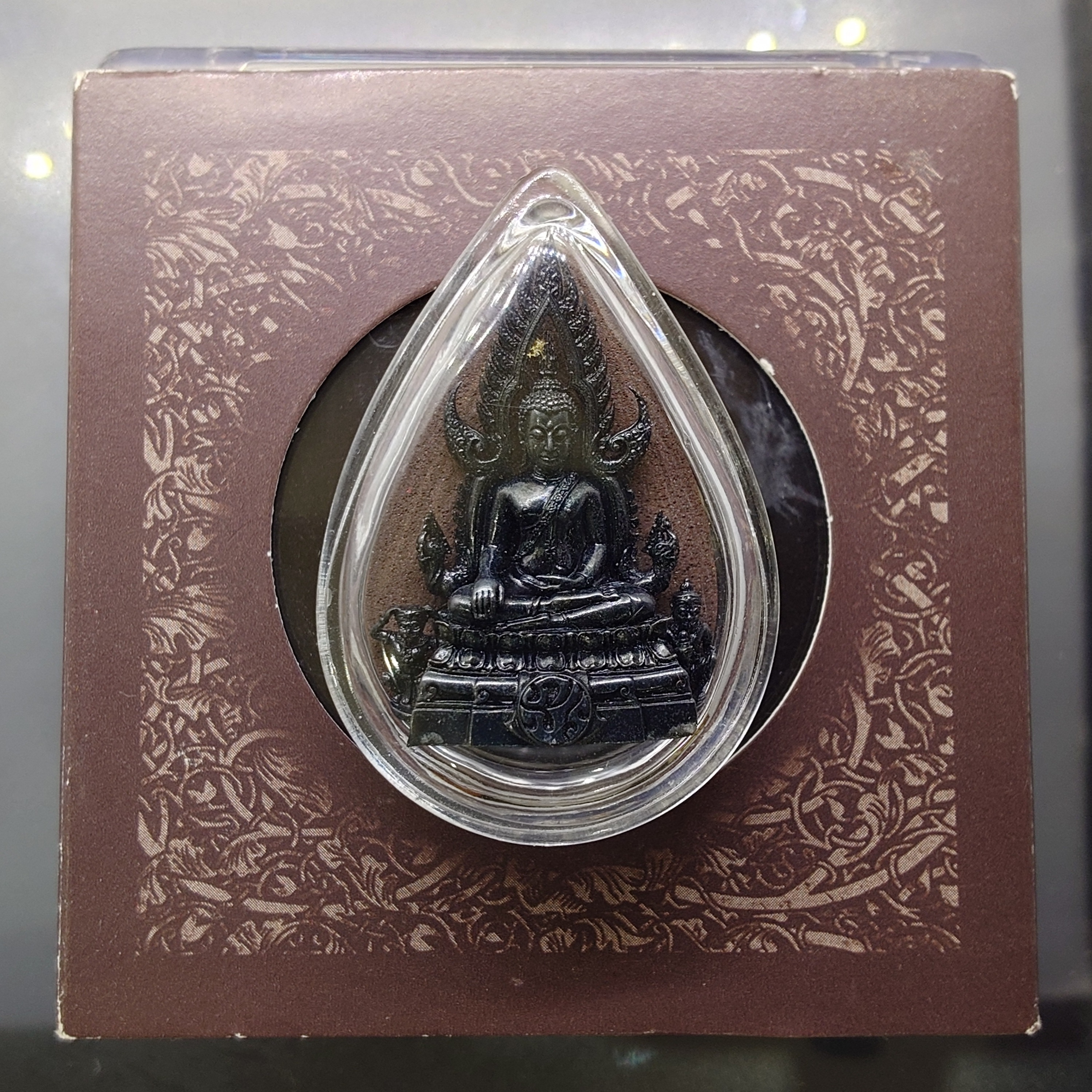 พระพุทธชินราช ภปร. ลอยองค์ เนื้อเงินรมดำ โครงการ "เพราะแผ่นดินนี้ คือ แผ่นดินเกิด" รุ่นแรก ปี 2548 พร้อมกล่องเดิม