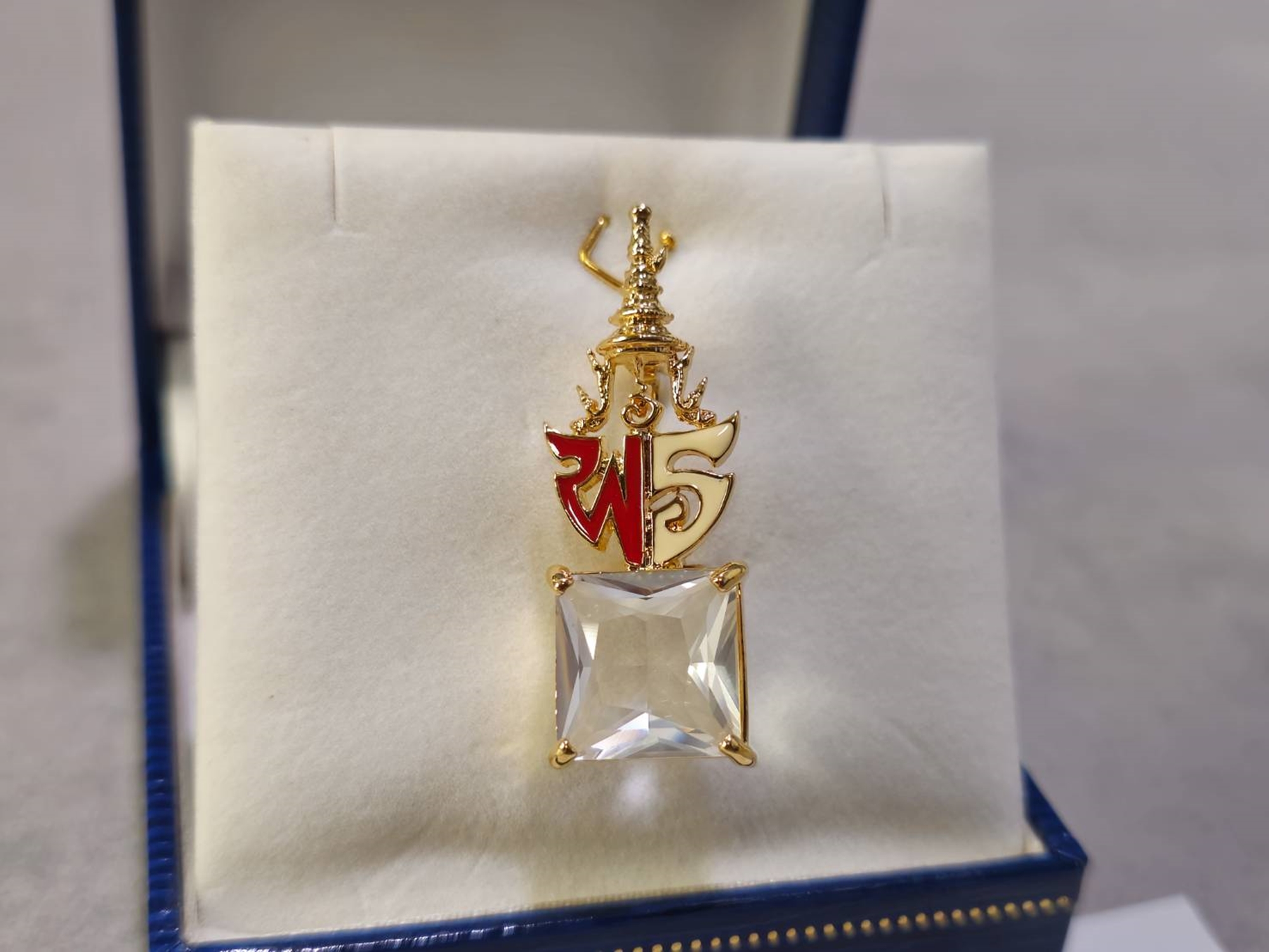 เข็มกลัด เข็มที่ระลึก เจ้าฟ้าเพชรรัตนฯ พร้อมกล่องเดิมๆ ไม่ผ่านใช้