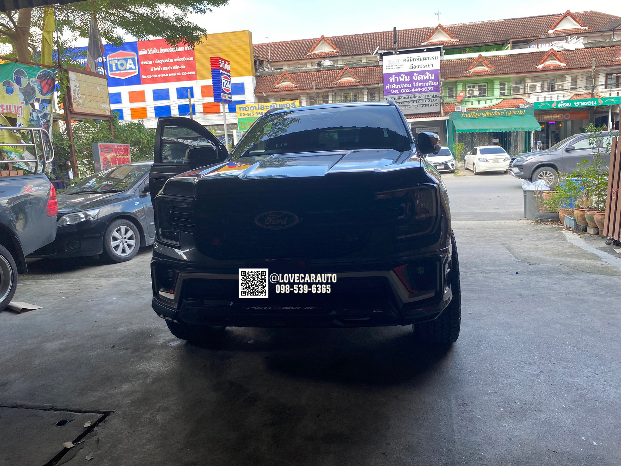 พรมปูพื้นรถยนต์ ผ้ายางPVC Ford Evevest 2022 กระดุมเล็กสีดำ