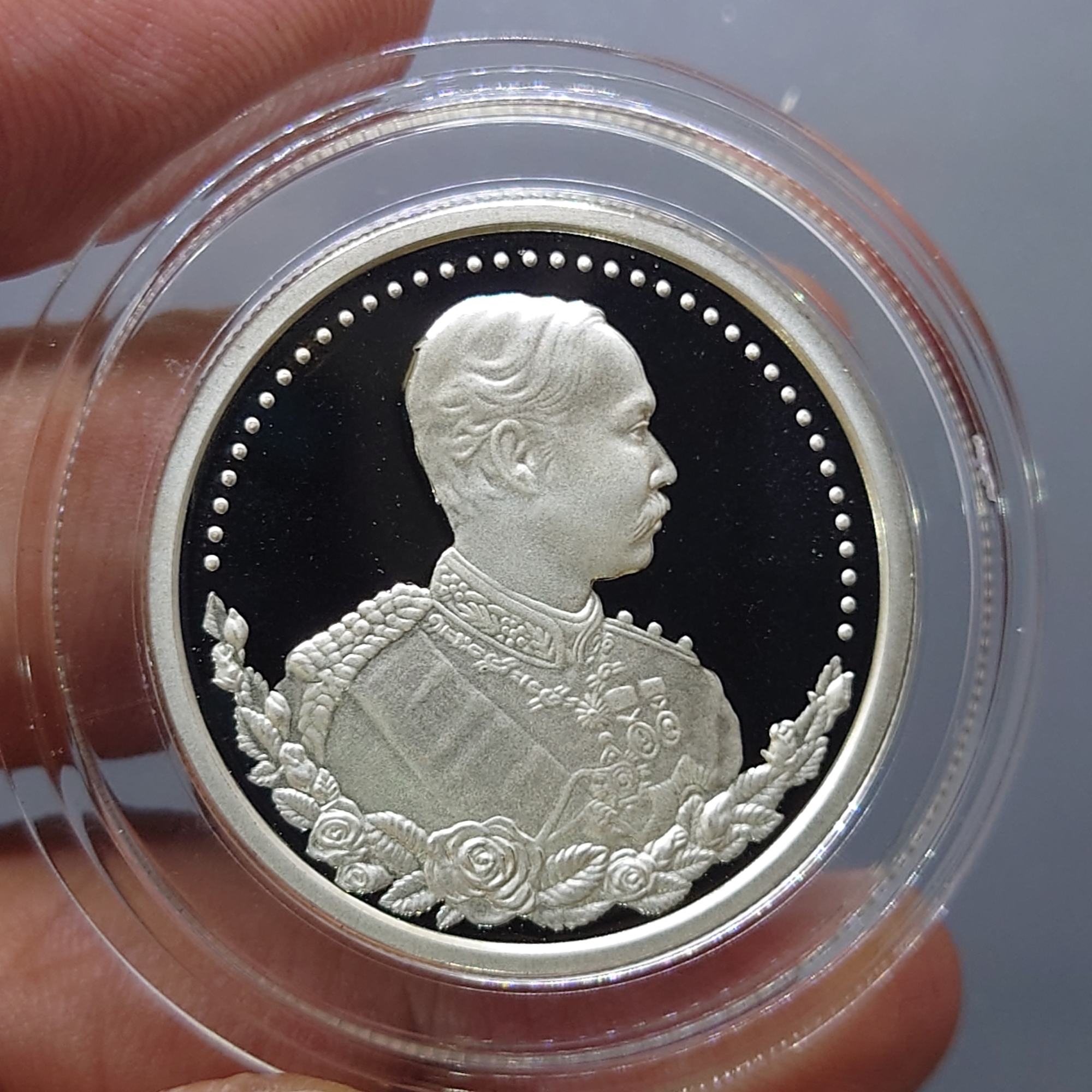 เหรียญพระรูป ร5 รุ่นมหาลาภ หลังยันต์ 12 ราศี เนื้อเงินขัดเงา บล็อกนอก ญสส พุทธาภิเษก วัดพระศรีศาสดาราม ปี2539 พร้อมกล่องหนัง