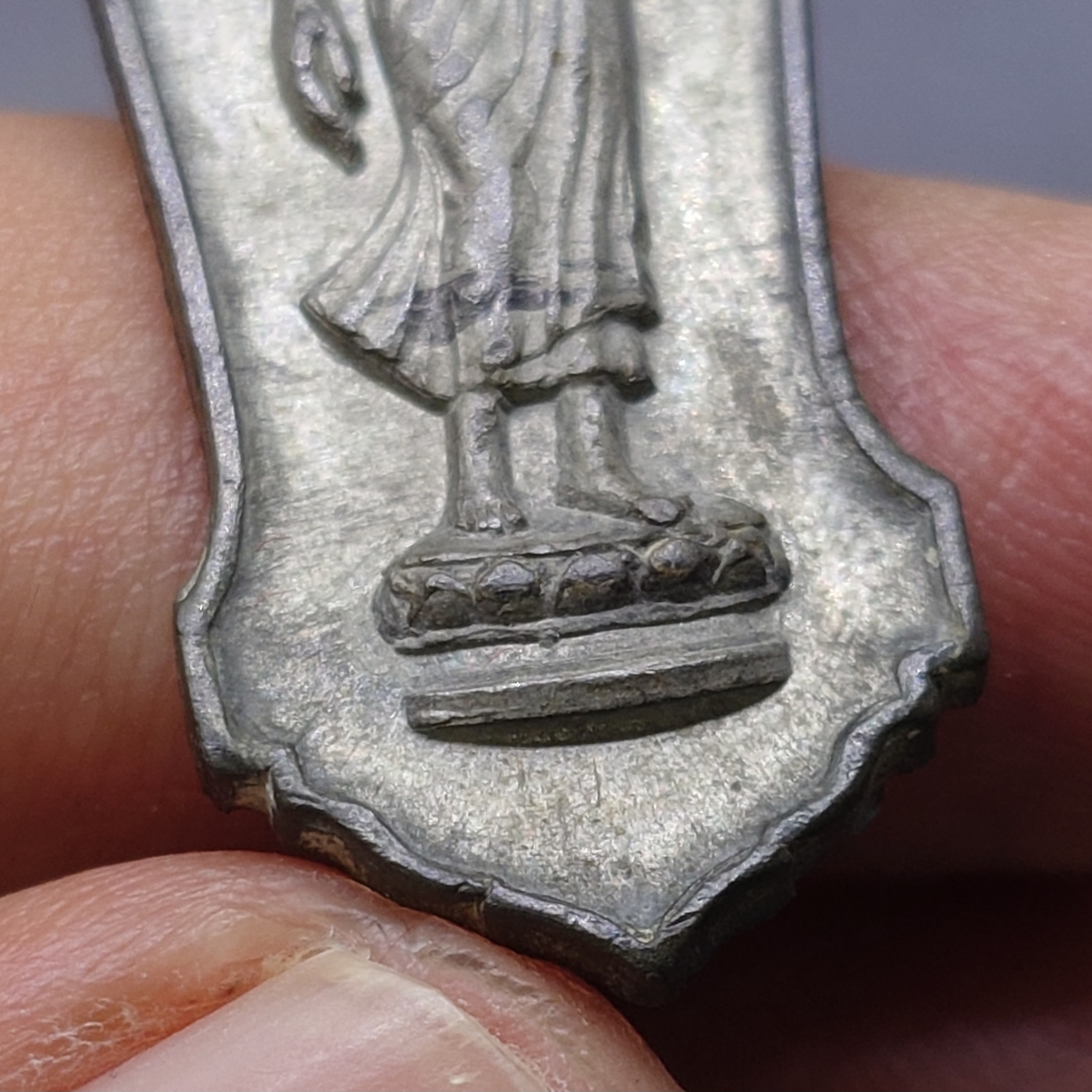 พระฉลอง 25 พุทธศตวรรษ เนื้อชินตะกั่ว บล็อกมีเข็ม ปี 2500 พร้อมกล่อง