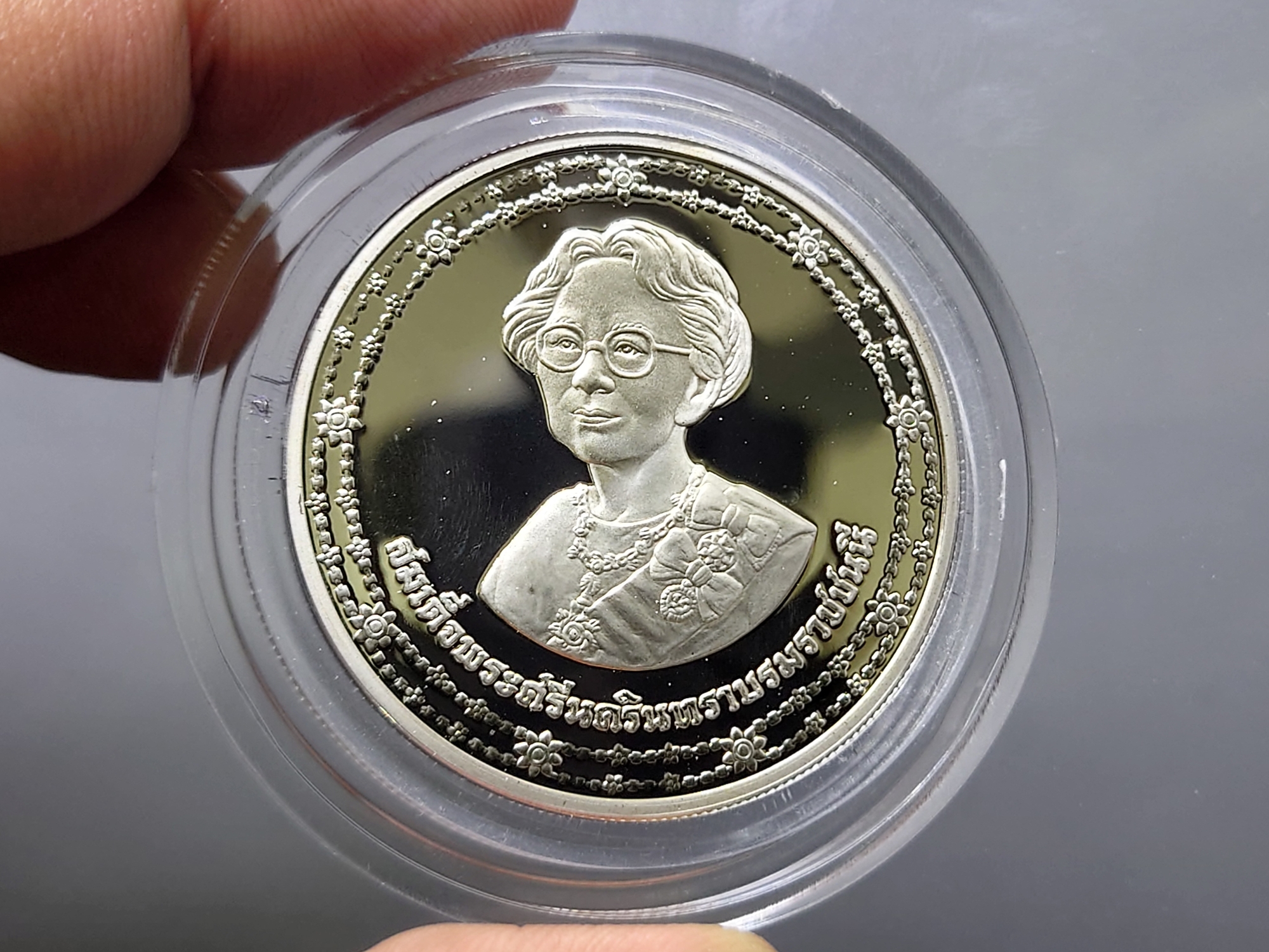 เหรียญ 600 บาท เงินขัดเงา ที่ระลึก 90 พรรษา สมเด็จพระศรีนครินทราบรมราชชนนี 2533 พร้อมกล่องหนัง สภาพสวย