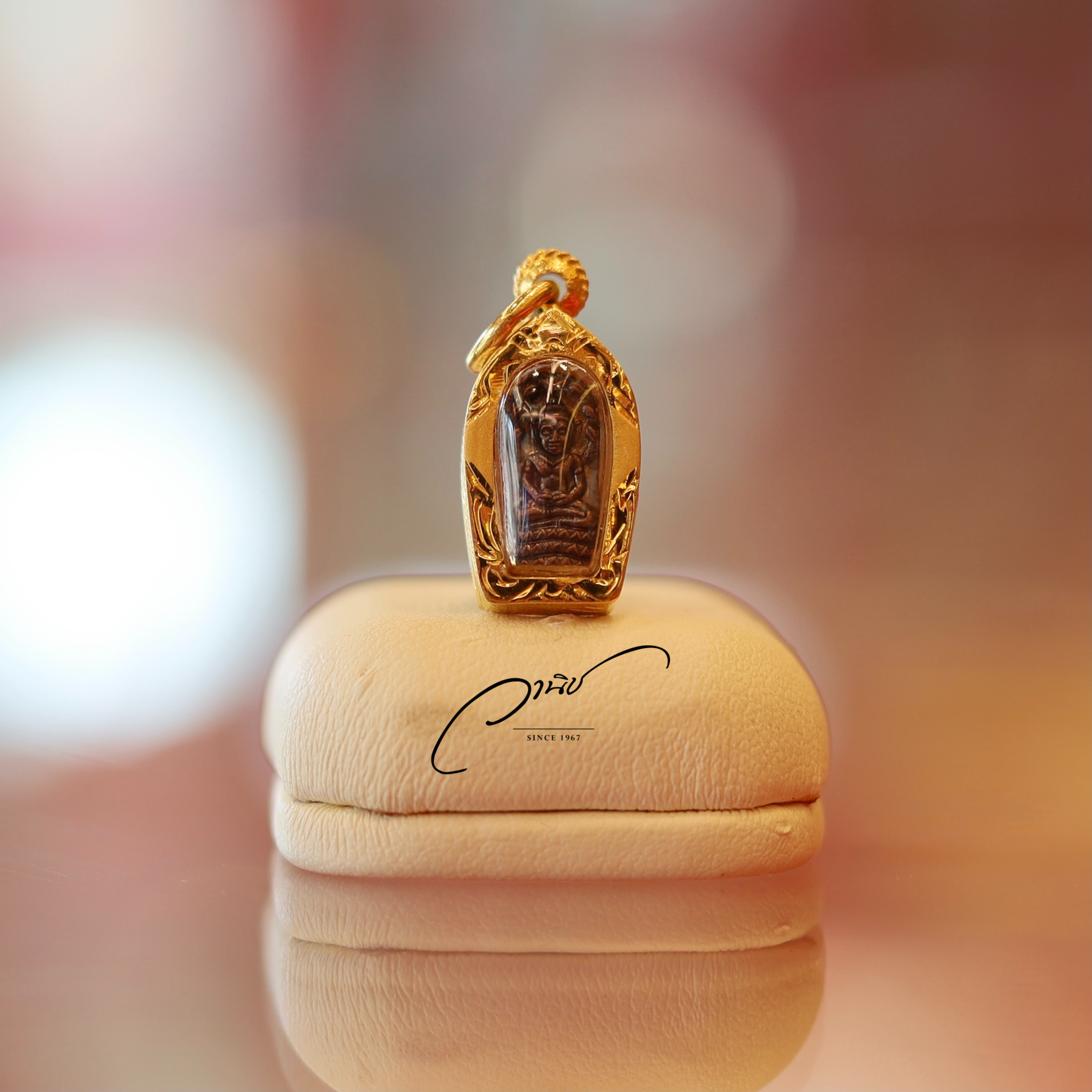 เลี่ยมกรอบทองคำพระนาคปรก By WANICH JEWELRY