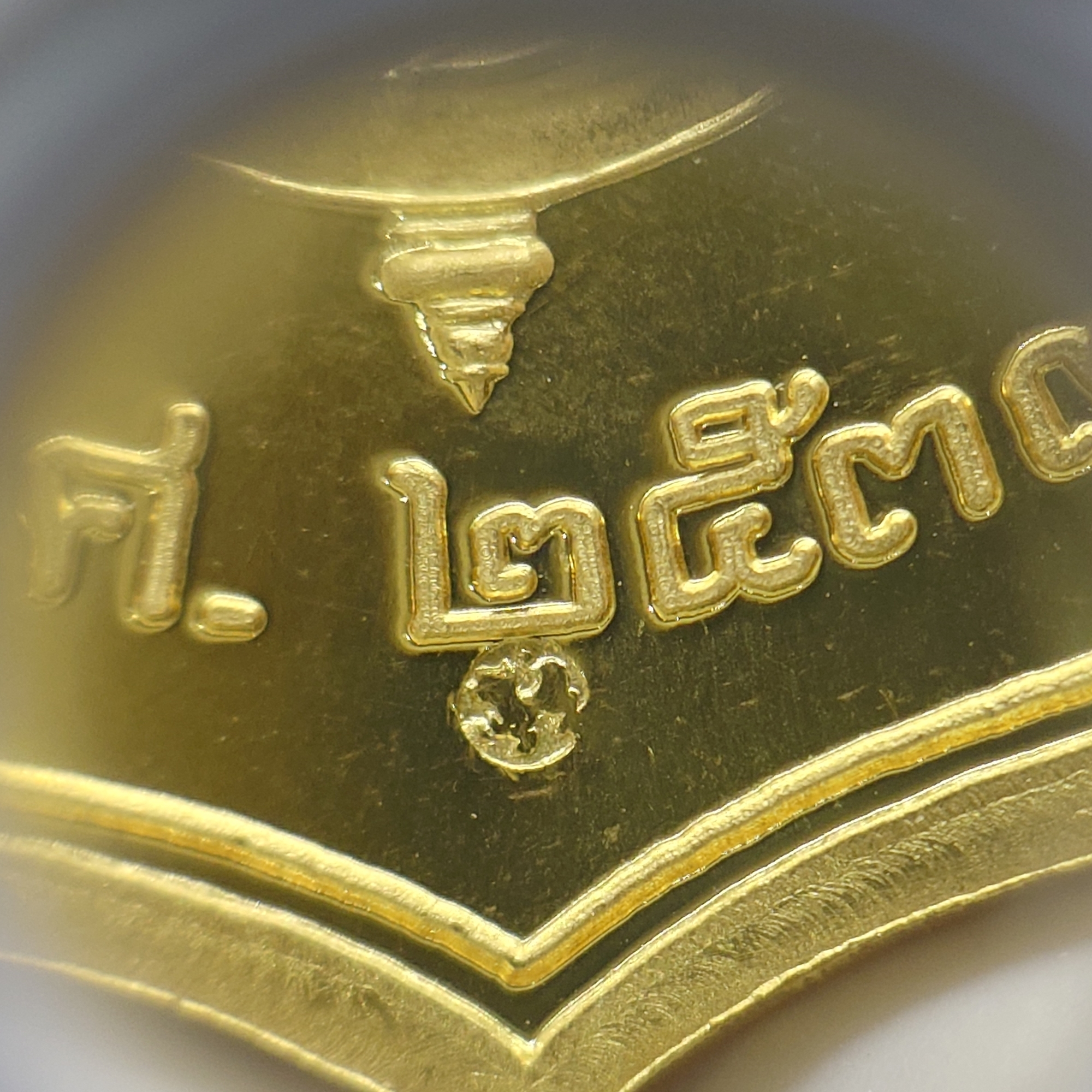 เหรียญทองคำขัดเงา ในหลวงนั่งบัลลังก์ ที่ระลึกฉลองครองราชย์ 50 ปี (กาญจนาภิเษก) จัดสร้างโดยกระทรวงมหาดไทย ปี 2539 พร้อมกล่องเดิม