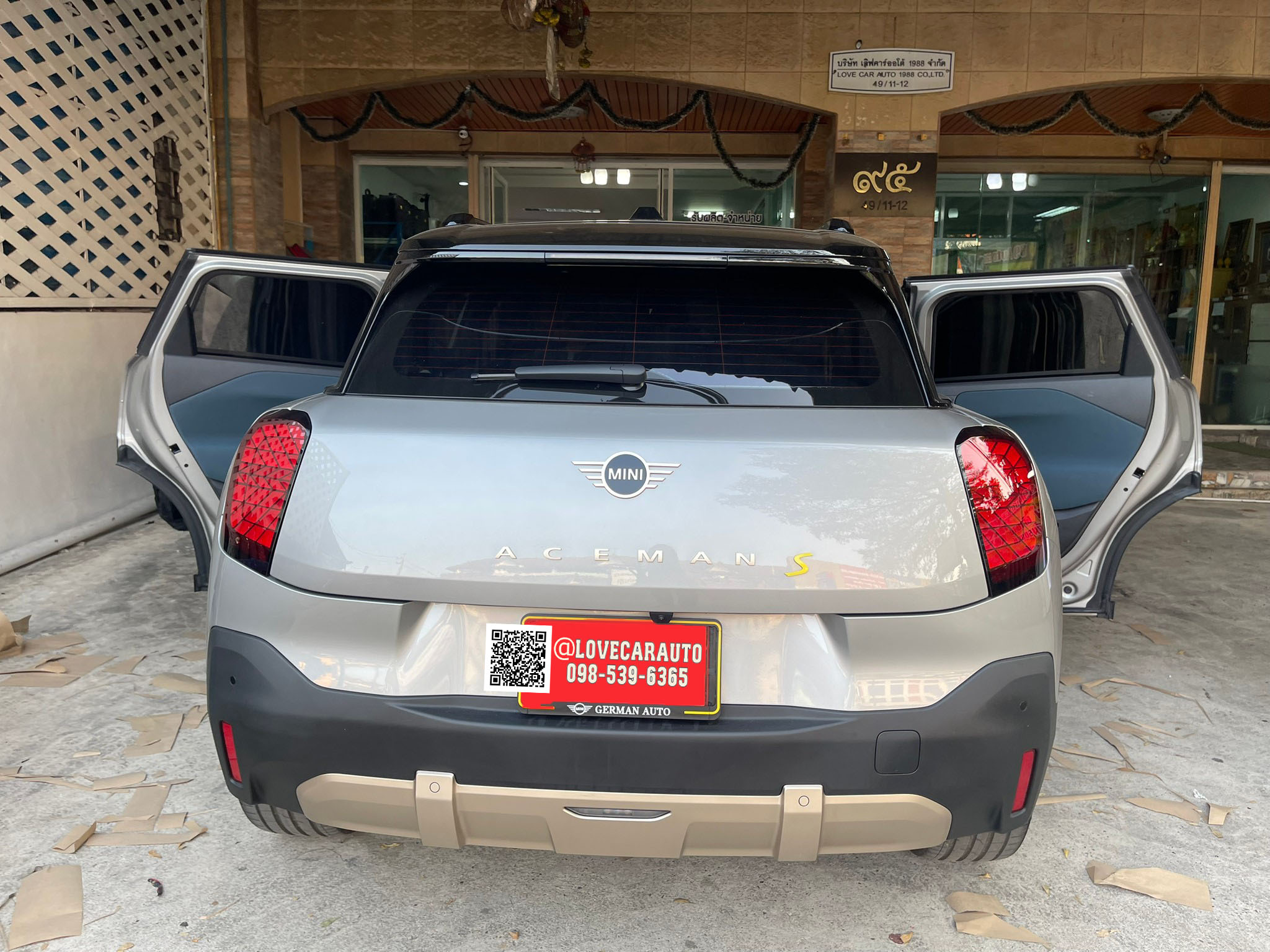 พรมปูพื้นรถยนต์ 6D mini aceman สีดำด้ายดำ