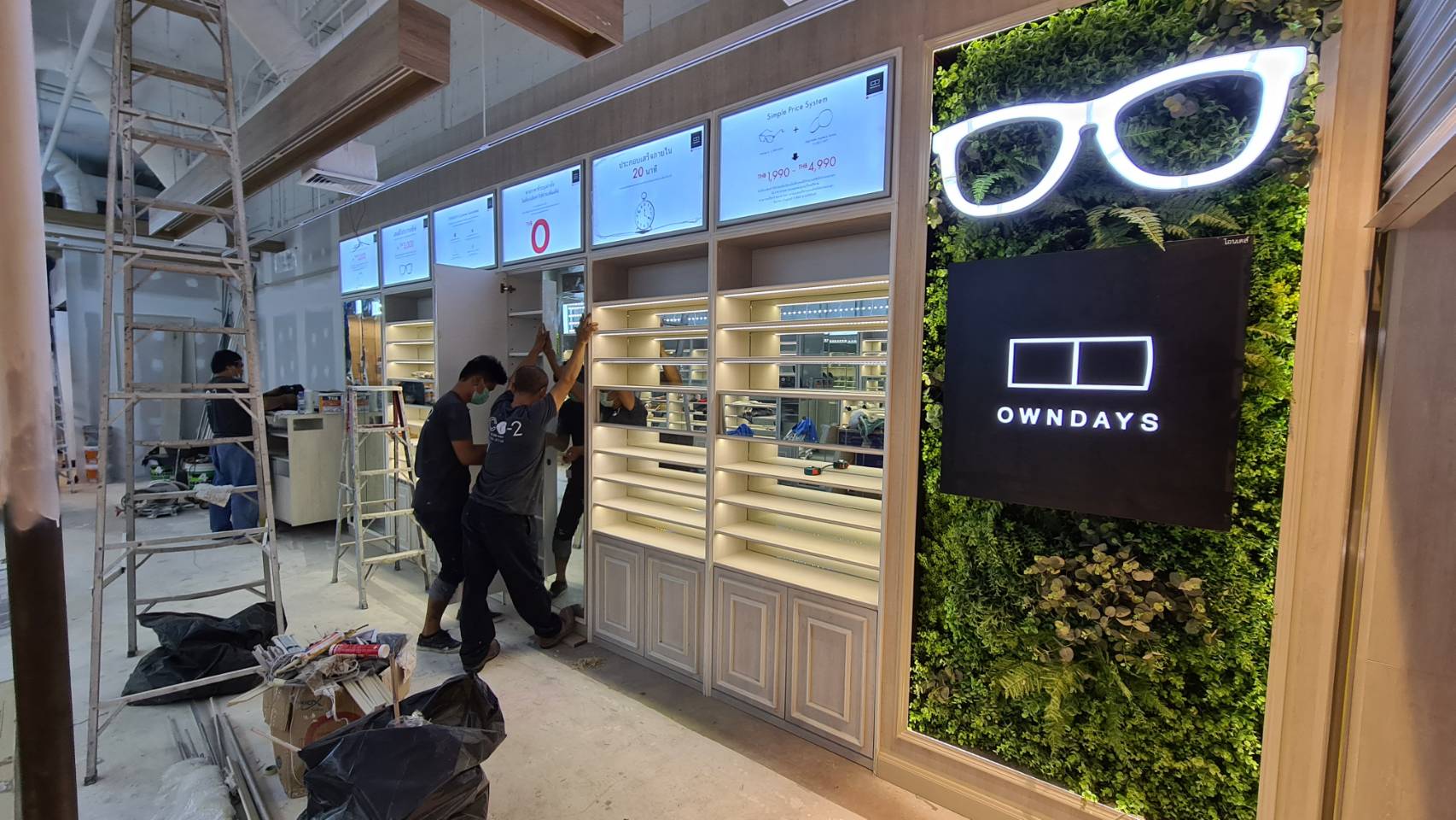 ป้ายกรอบกระจายแสงแอลอีดี งานตบแต่งห้างร้านสินค้า OWNDAYS