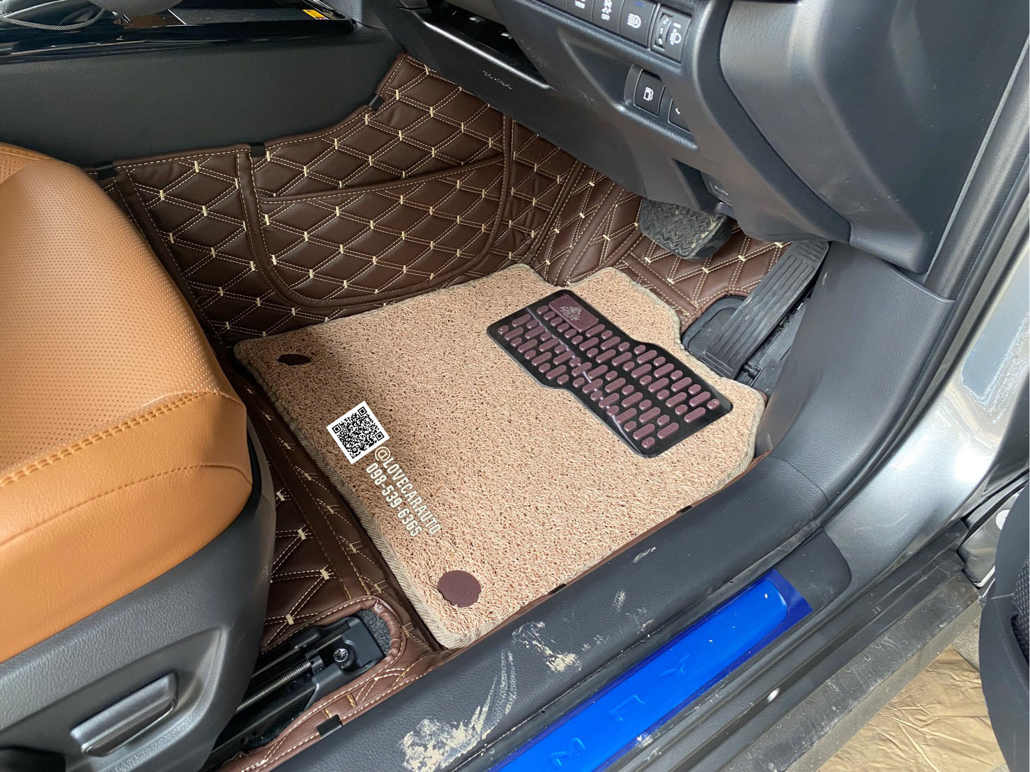 พรมปูพื้นรถยนต์ 7D Toyota Camry 2025 สีกาแฟ + ไวนิลสีครีม