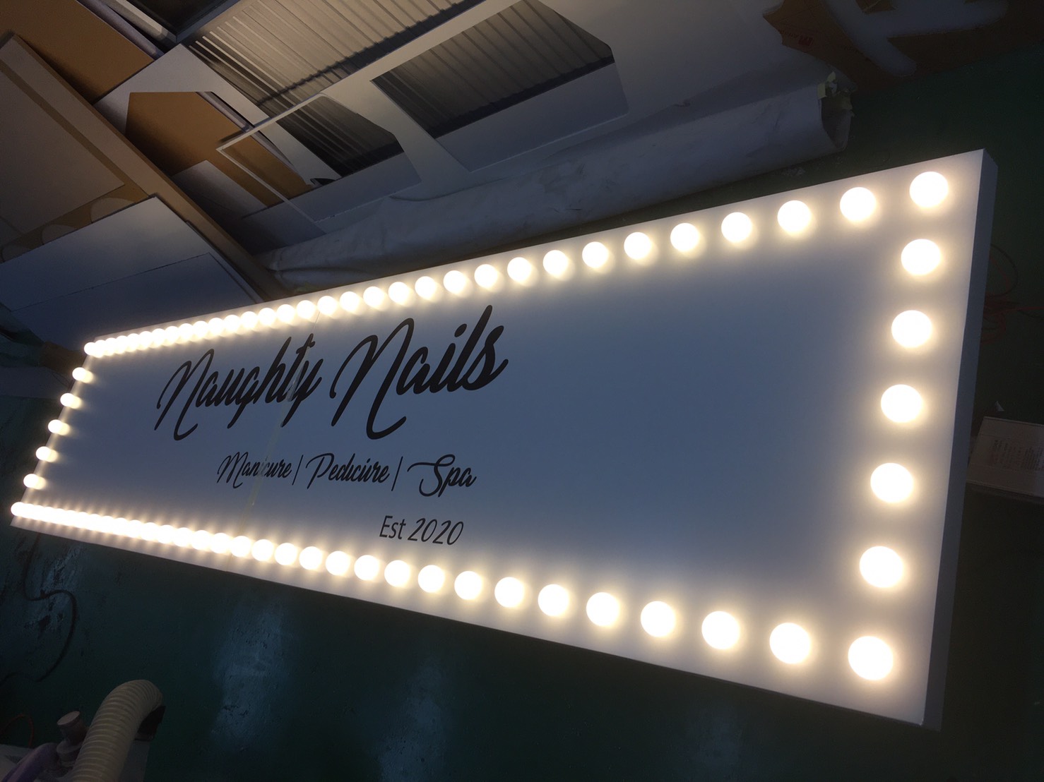 ป้ายไฟวินเทจไฟหัวปิงปอง งานNaughty Nails