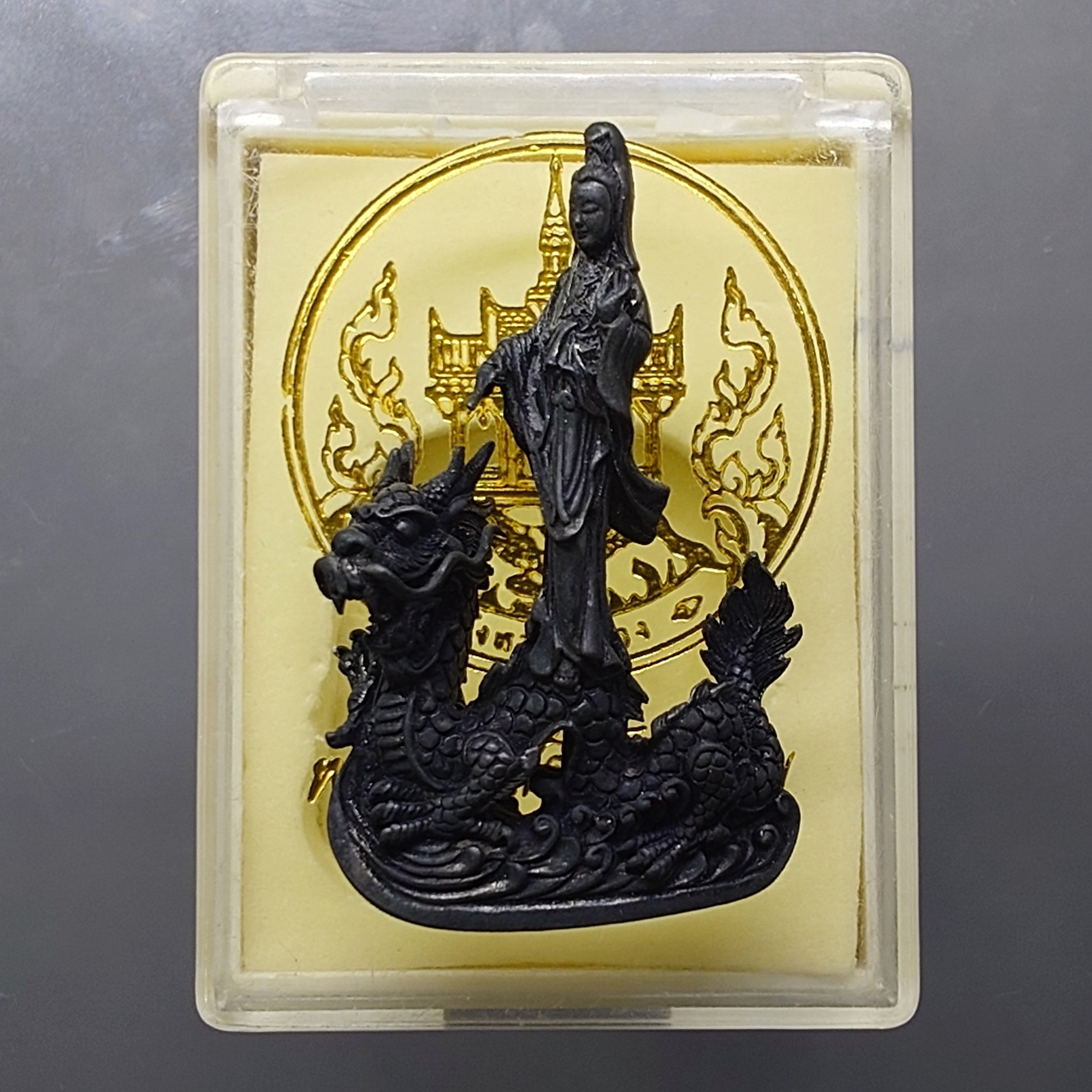 รูปหล่อลอยองค์ พระโพธิสัตว์กวนอิม ทรงประทับมังกร เนื้อนวะโลหะ พิมพ์ใหญ่ จ.ระนอง ปี2539 พร้อมกล่องเดิม นิยม หายาก