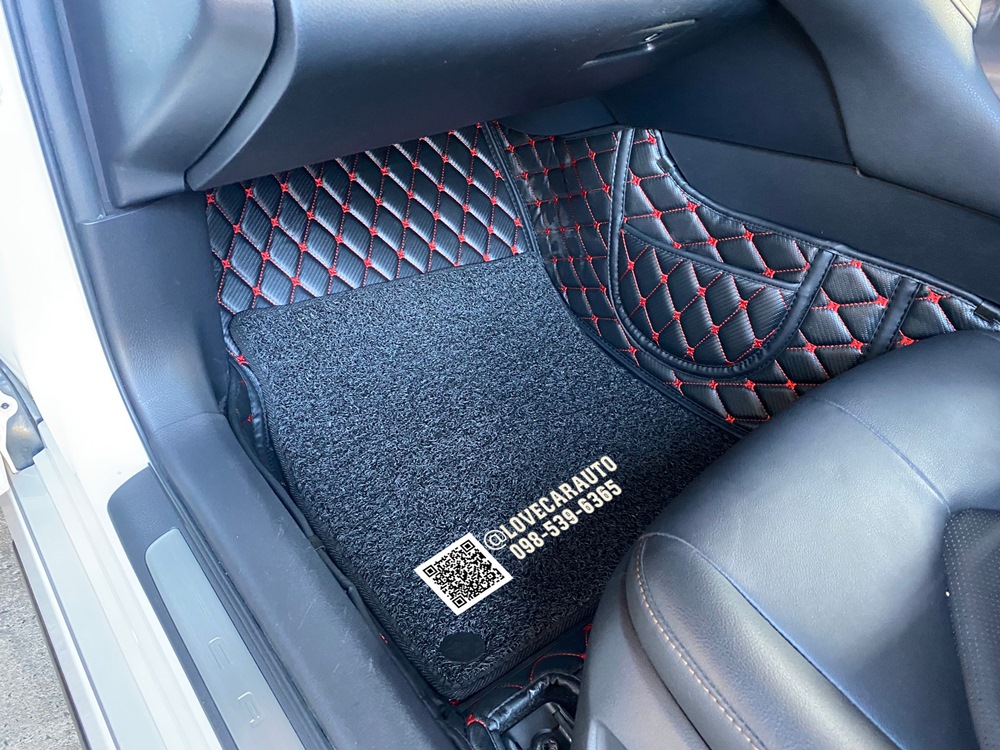 พรมปูพื้นรถยนต์ 7D Toyota Camry โตโยต้า คัมรี่ 2019 ลายเคฟล่าสีดำด้ายแดง +ไวนิลดำ