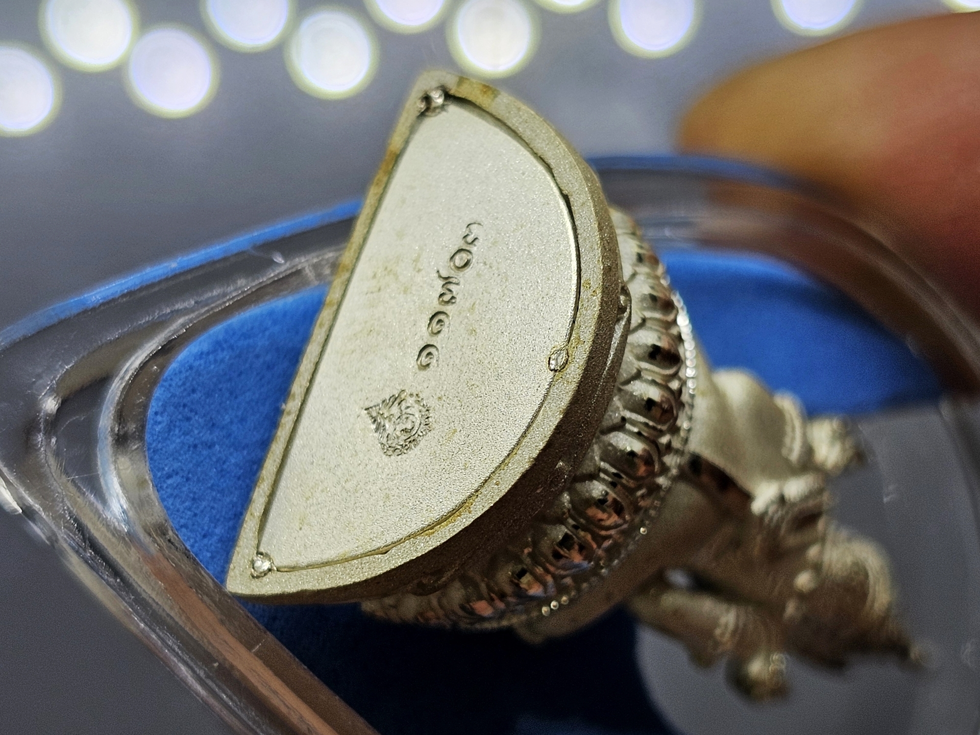 พระพุทธมหามณีรัตนปฏิมากร (พระแก้วมรกต) จำลอง ทรงเครื่องฤดูร้อน เนื้อเงิน ฉลองสิริราชสมบัติ ครบ 60 ปี ในหลวง รัชกาลที่9 พ.ศ.2550