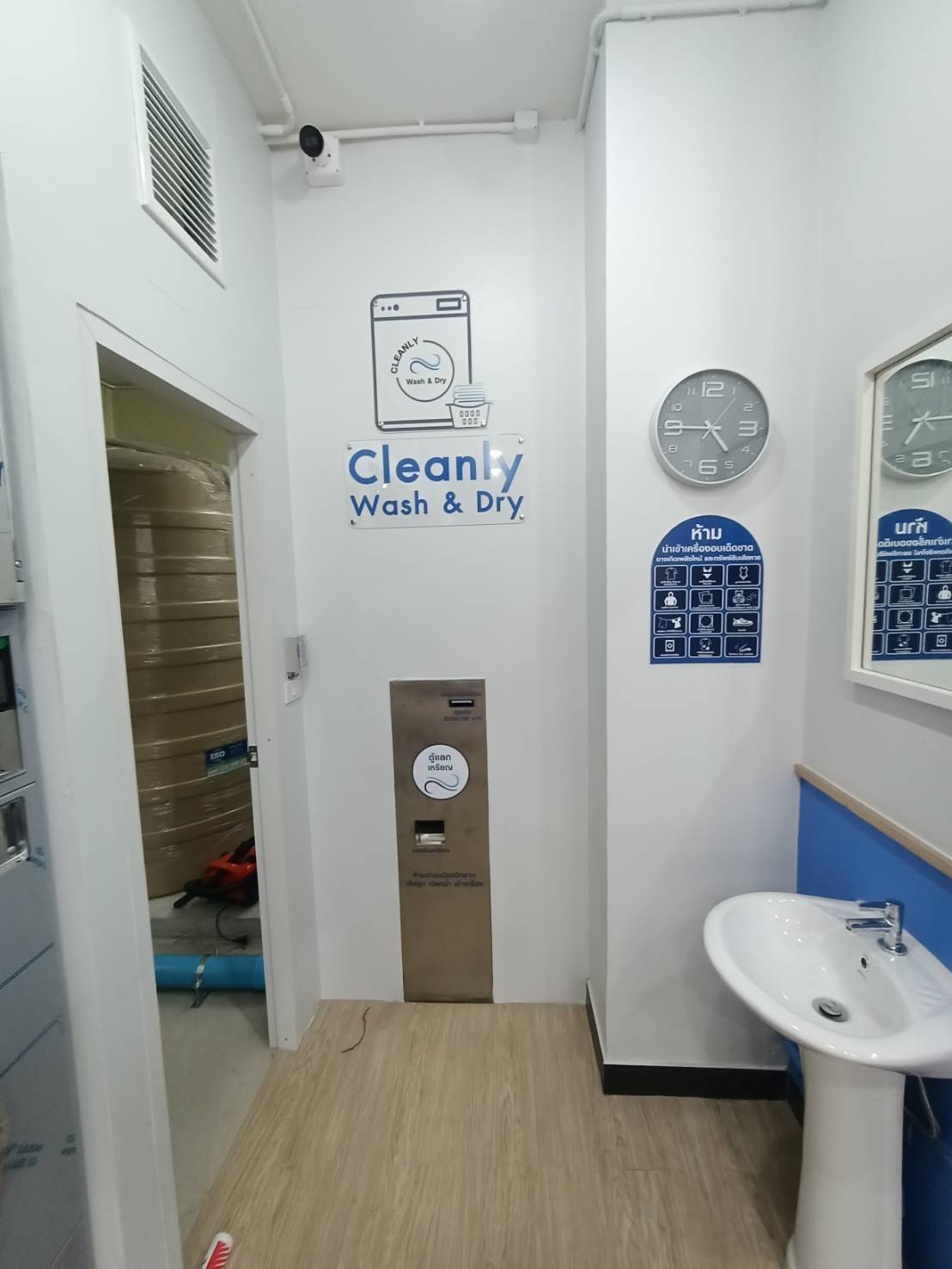 ป้ายอะคริลิค ร้านซักผ้า CLEANLY WASH & DRY