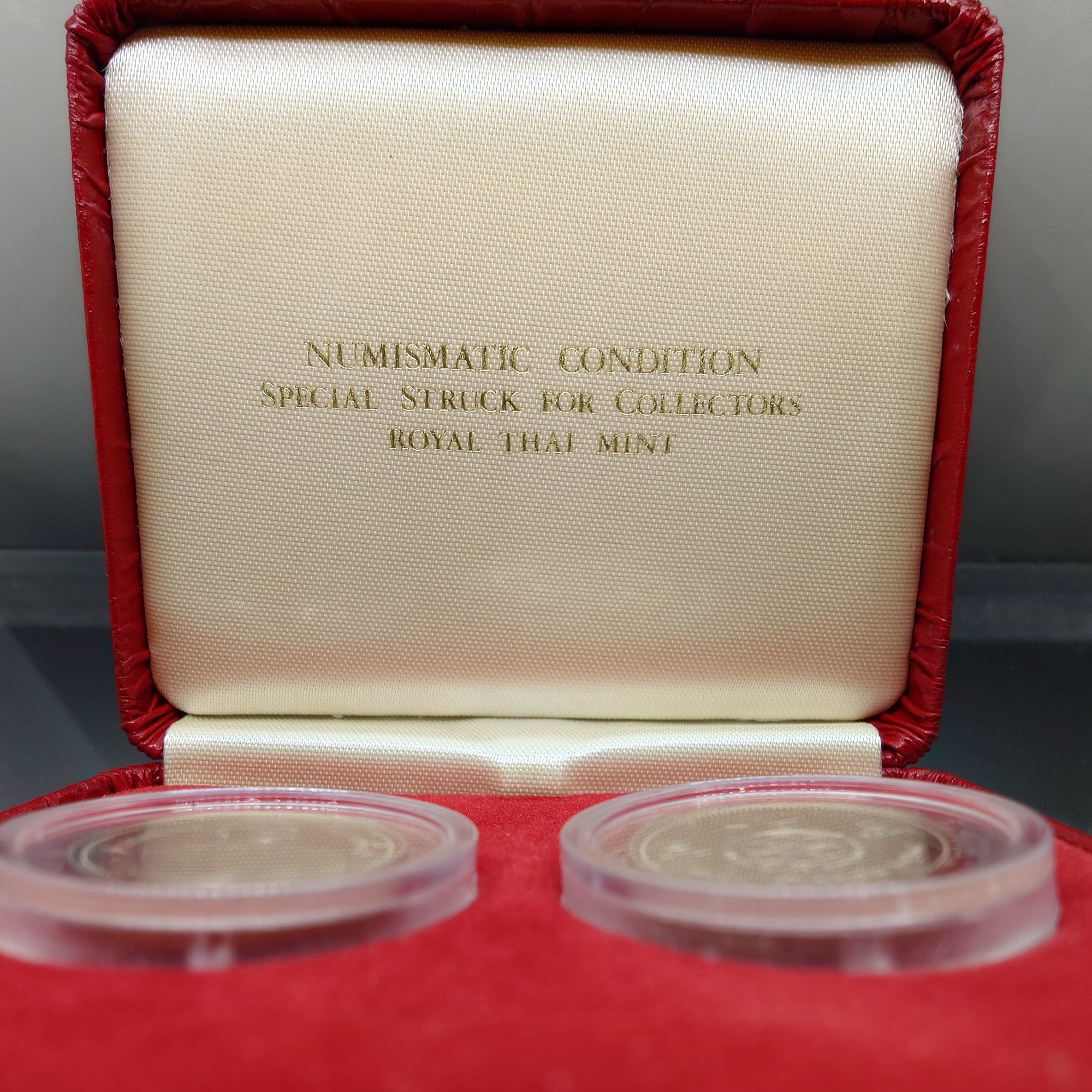 เหรียญ 2 บาท นิเกิลขัดเงา ที่ระลึก การแข่งขันกีฬาซีเกมส์ครั้งที่ 13 พ.ศ.2528 พร้อมกล่องเดิม ( ชุด 2 เหรียญ ) หายากมาก