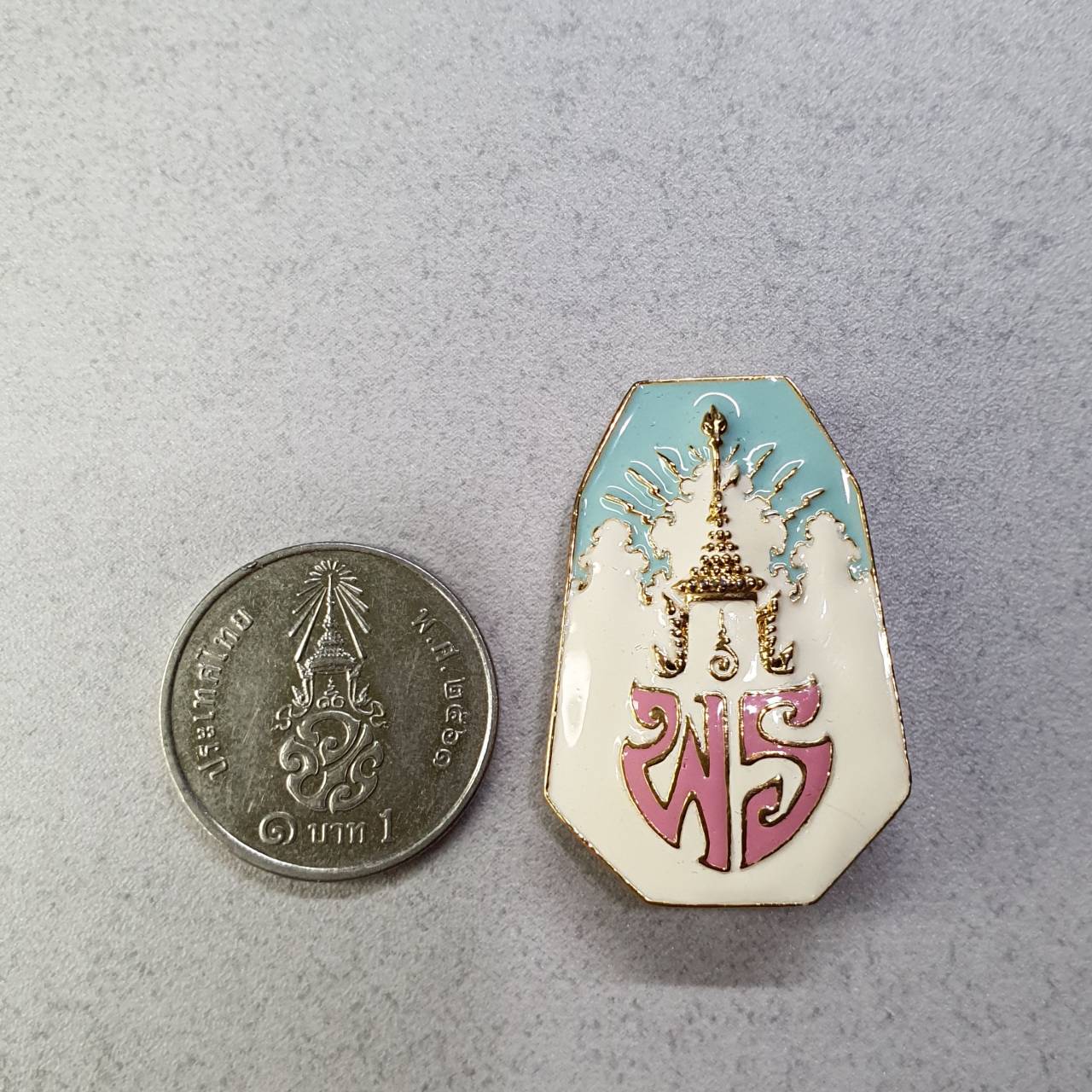 เข็มกลัด เข็มที่ระลึก พระราชพิธีพระราชทานเพลิงพระศพ เจ้าฟ้าเพชรรัตนฯ ปี2555 พร้อมกล่อง