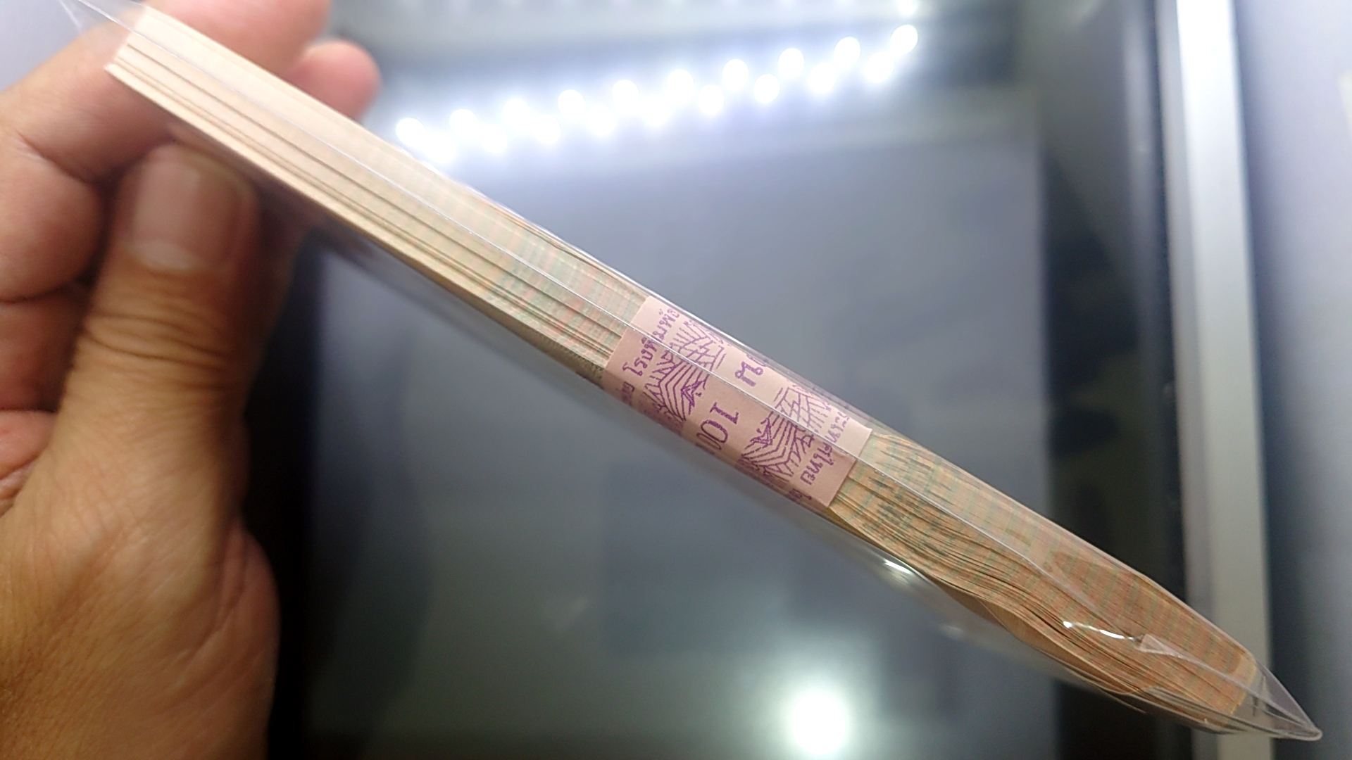 ธนบัตรยกแหนบ 100 ใบ เรียงเลข หมวด 9 K มีเลข 9 หน้า 9 หลัง ธนบัตร 100 บาท ที่ระลึกเนื่องในพระราชพิธีบรมราชาภิเษก รัชกาลที่10 พุทธศักราช 2562 ไม่ผ่านใช้