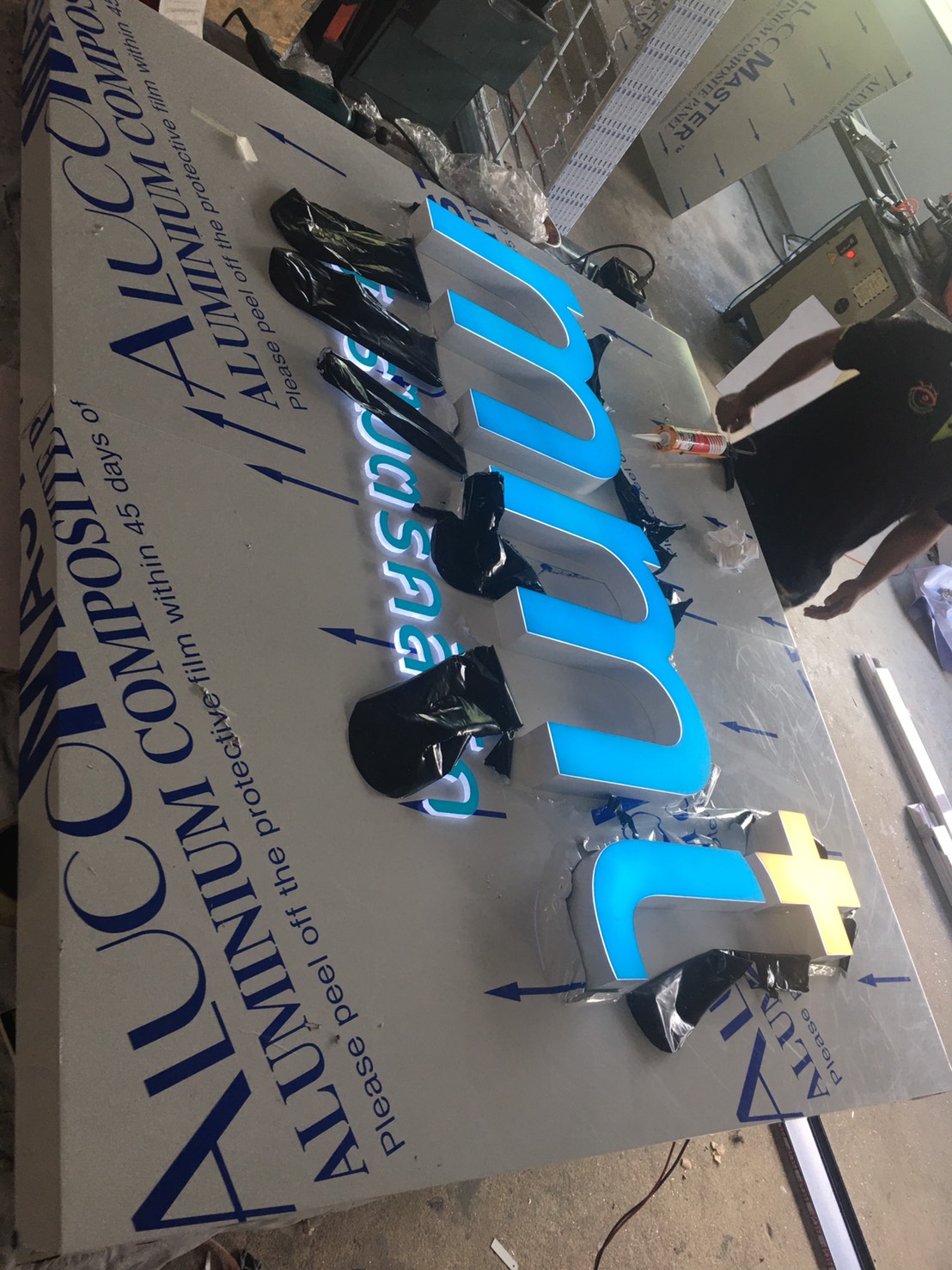 ป้ายไฟตัวอักษร พื้นเป็นอลูคอมโพสิตพับกล่อง งานมิตรไมตรี