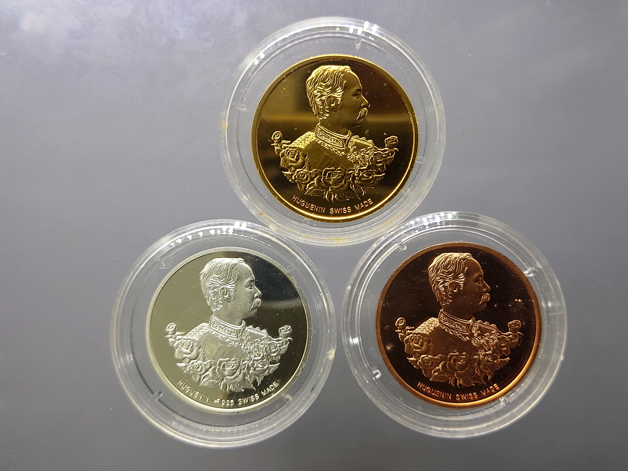 เหรียญพระรูปรัชกาลที่5 หลังพระพุทธโสธร (ชุด 3 เหรียญ เนื้อเงิน ทองแดง ชุบทอง ขัดเงา) รุ่นกาญจนาภิเษก บล็อกฮูกานิน สวิสๆ วัดสุทัศน์ๆ พ.ศ.2538 พร้อมกล่องเดิม