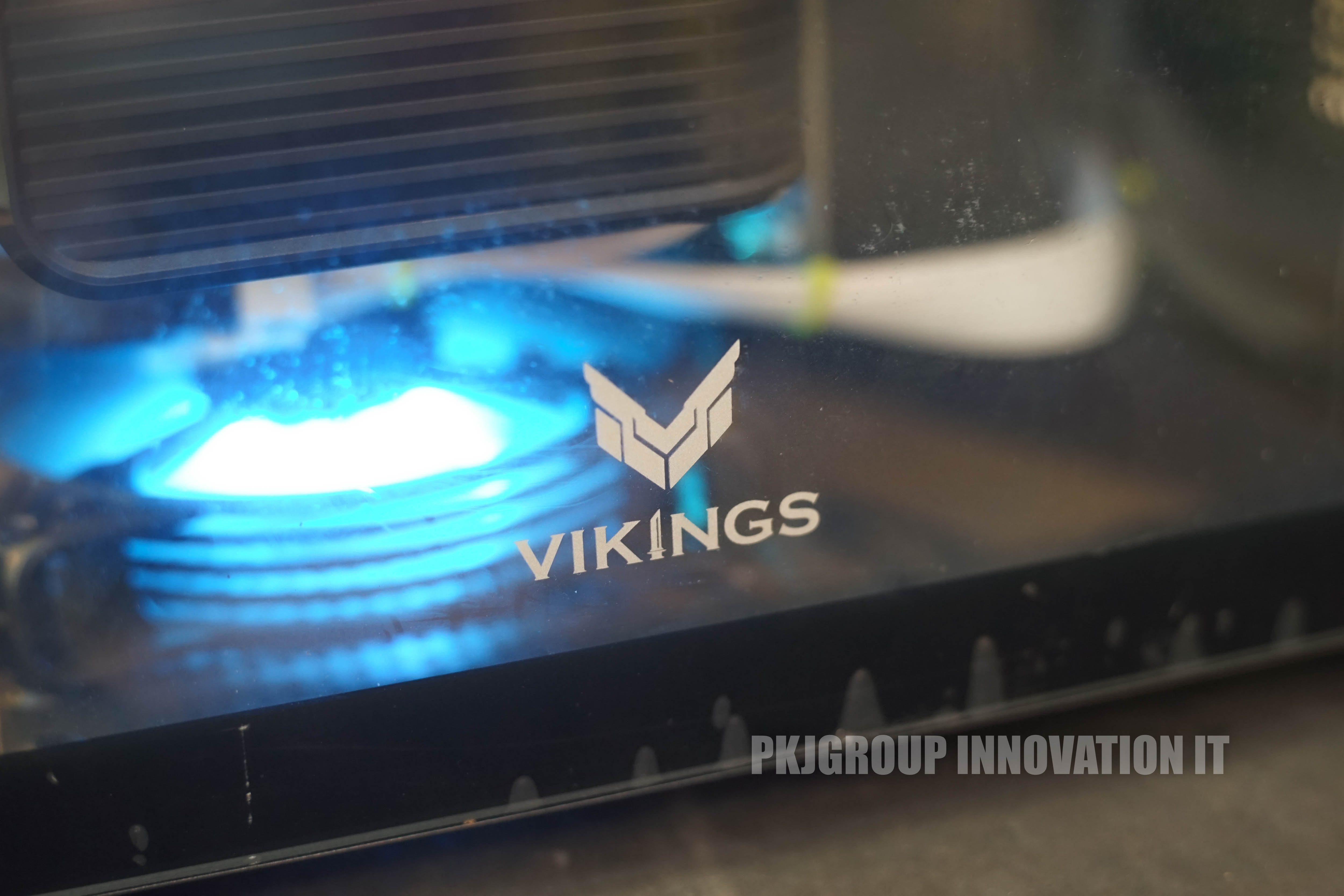 คอมเล่นเกมเคสสวยมือสอง Core Ultra 9 RAM 32 GB SSD 2 ตัว RTX5080 เคสตู้ปลา เครื่องอายุ1-2 เดือน