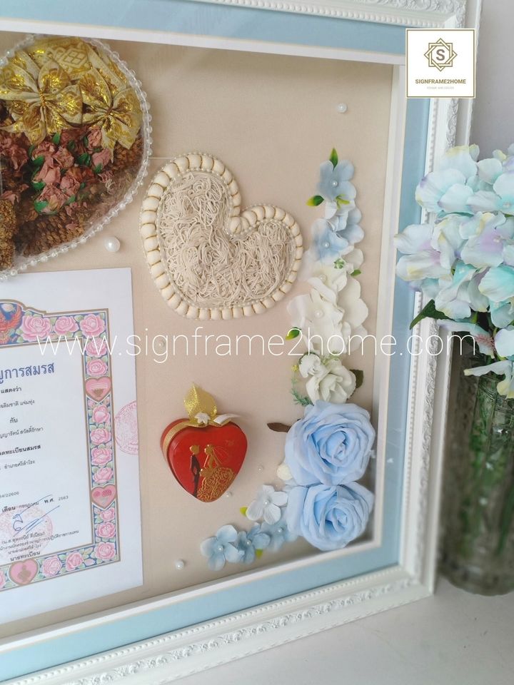กรอบทรงลึกไม้ขาวลายสีขาว2 ชั้นซ้อน ปูพื้นสีฟ้า เสริมโฟโต้เม้าบอร์ดสีฟ้า ขนาด 20x30"