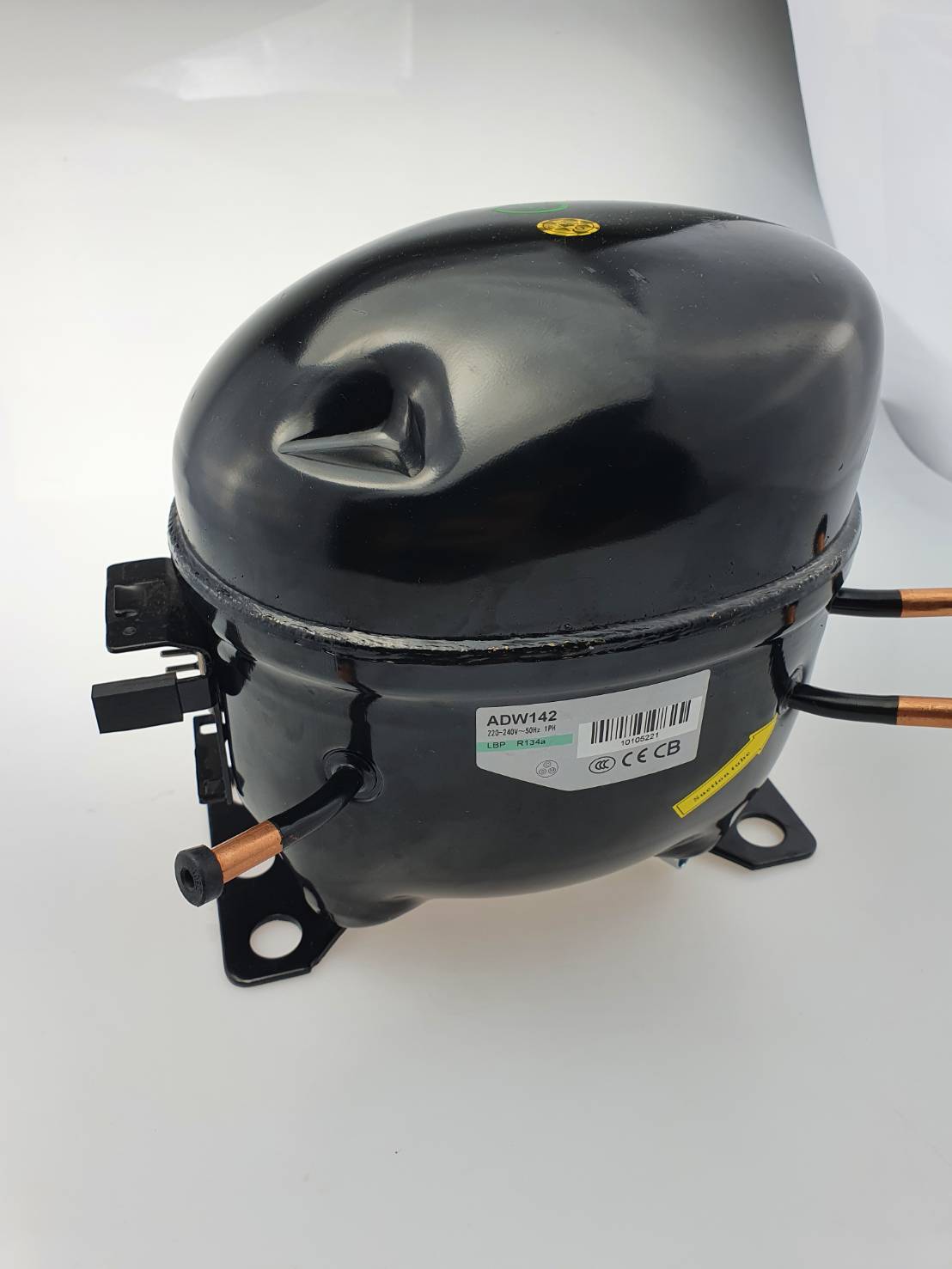 คอมเพรสเชอร์ ½ แรงม้า R134a สำหรับตู้แช่ ตู้เย็น Compressor ของใหม่ พร้อมอุปกรณ์ ดีเลย์ โอเวอร์โหลด รุ่น ADW142