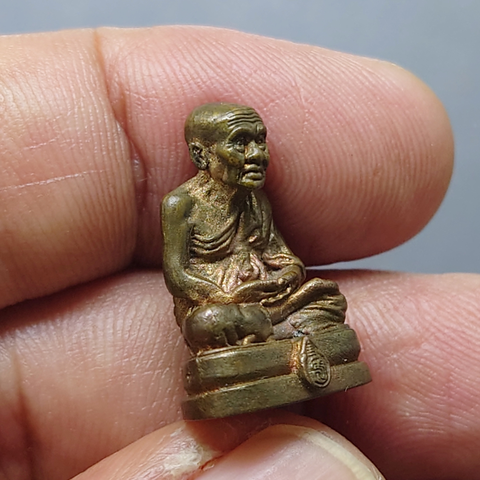 หลวงพ่อทวด ลอยองค์ เนื้อนวะ รุ่นสมเด็จเจ้าฟ้ามหาจักรี ๔๘ พรรษา ตราพระนามาภิไธยย่อ ส.ธ ปี2546 พร้อมกล่องเดิม