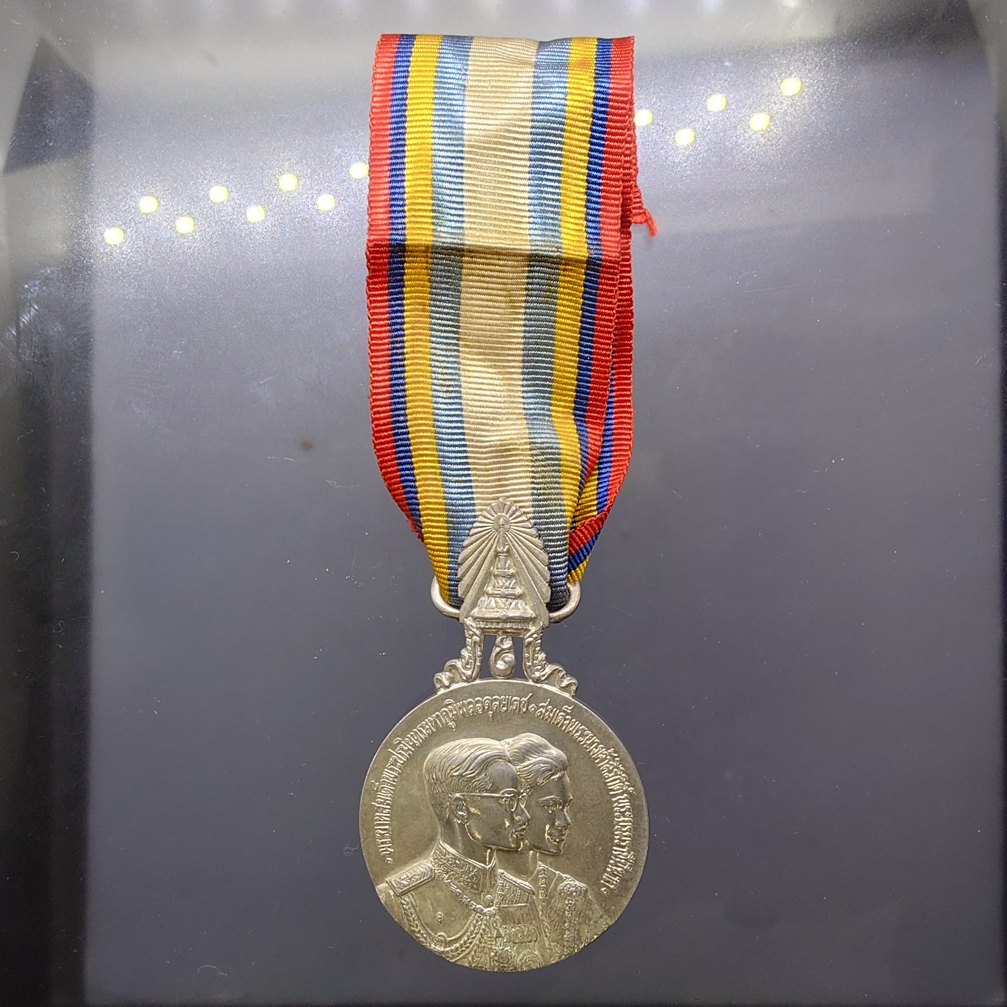 เหรียญที่ระลึกประดับแพรแถบ เสด็จประพาสยุโรป (บล็อกนอก) พิมพ์ใหญ่ ปี2503