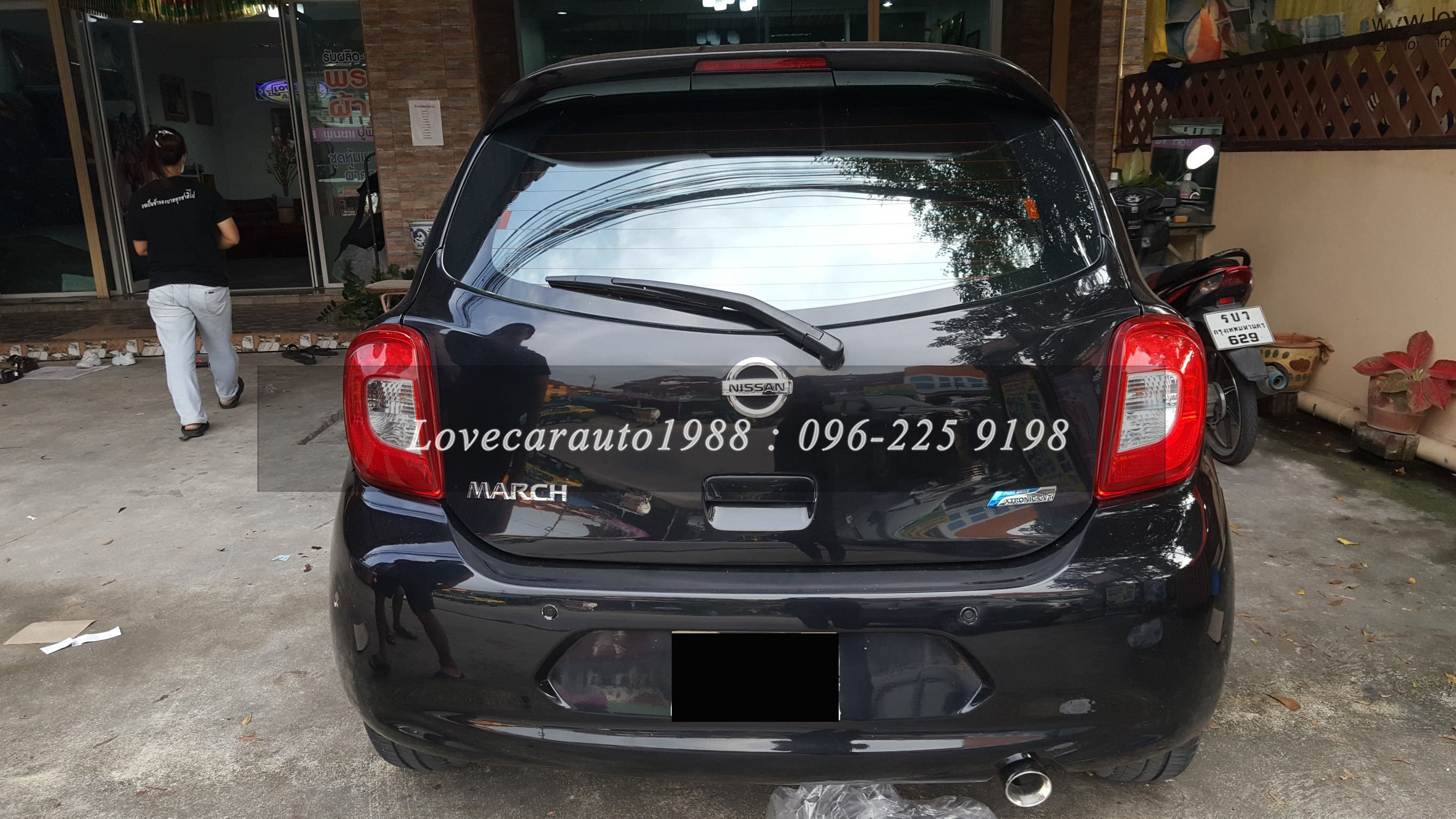 ยางปูพื้นรถยนต์ Nissan March ลายกระดุมสีแดง