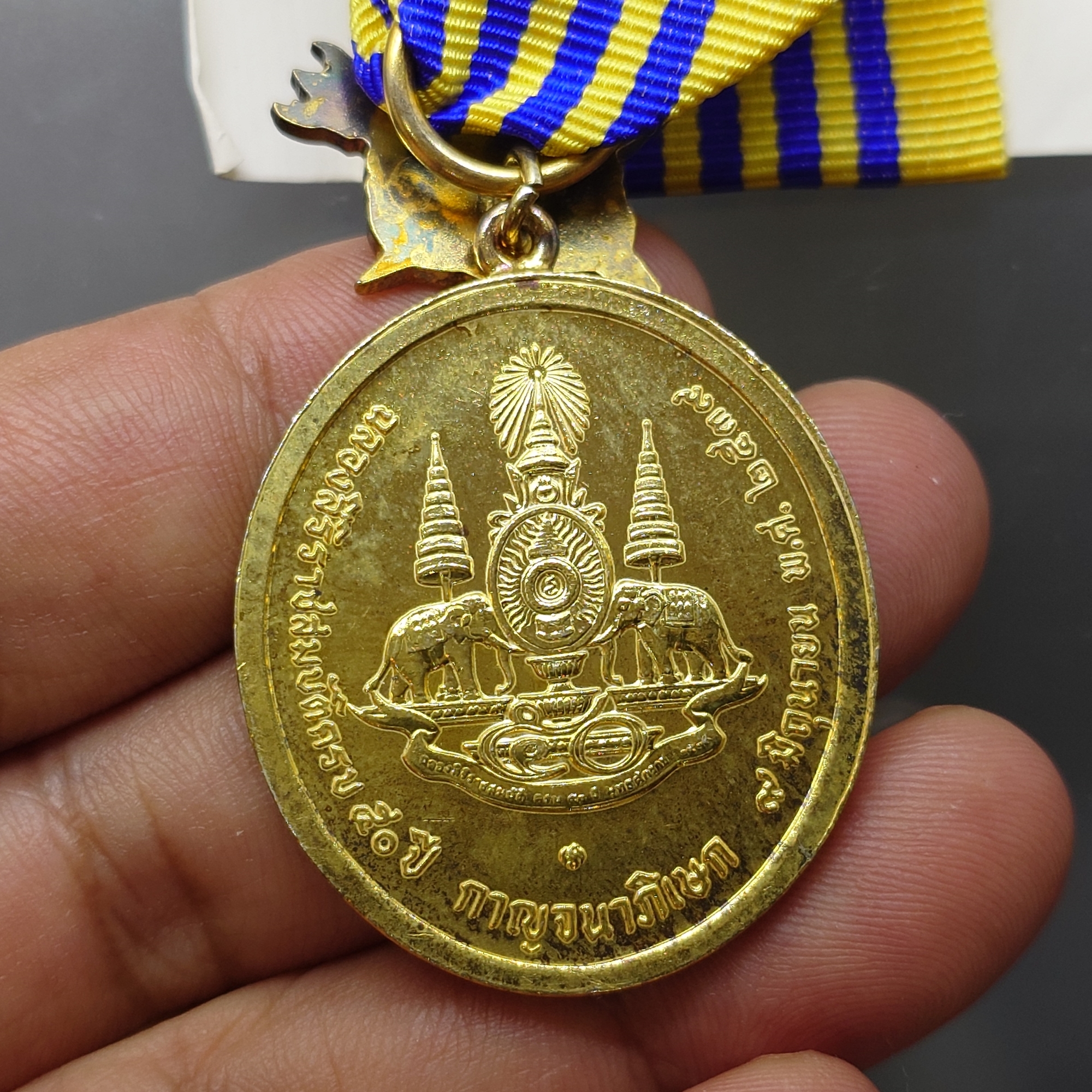 เหรียญที่ระลึกประดับแพรแถบ เฉลิมพระเกียรติ พระราชพิธีกาญจนาภิเษก พ.ศ.2539 แบบชาย