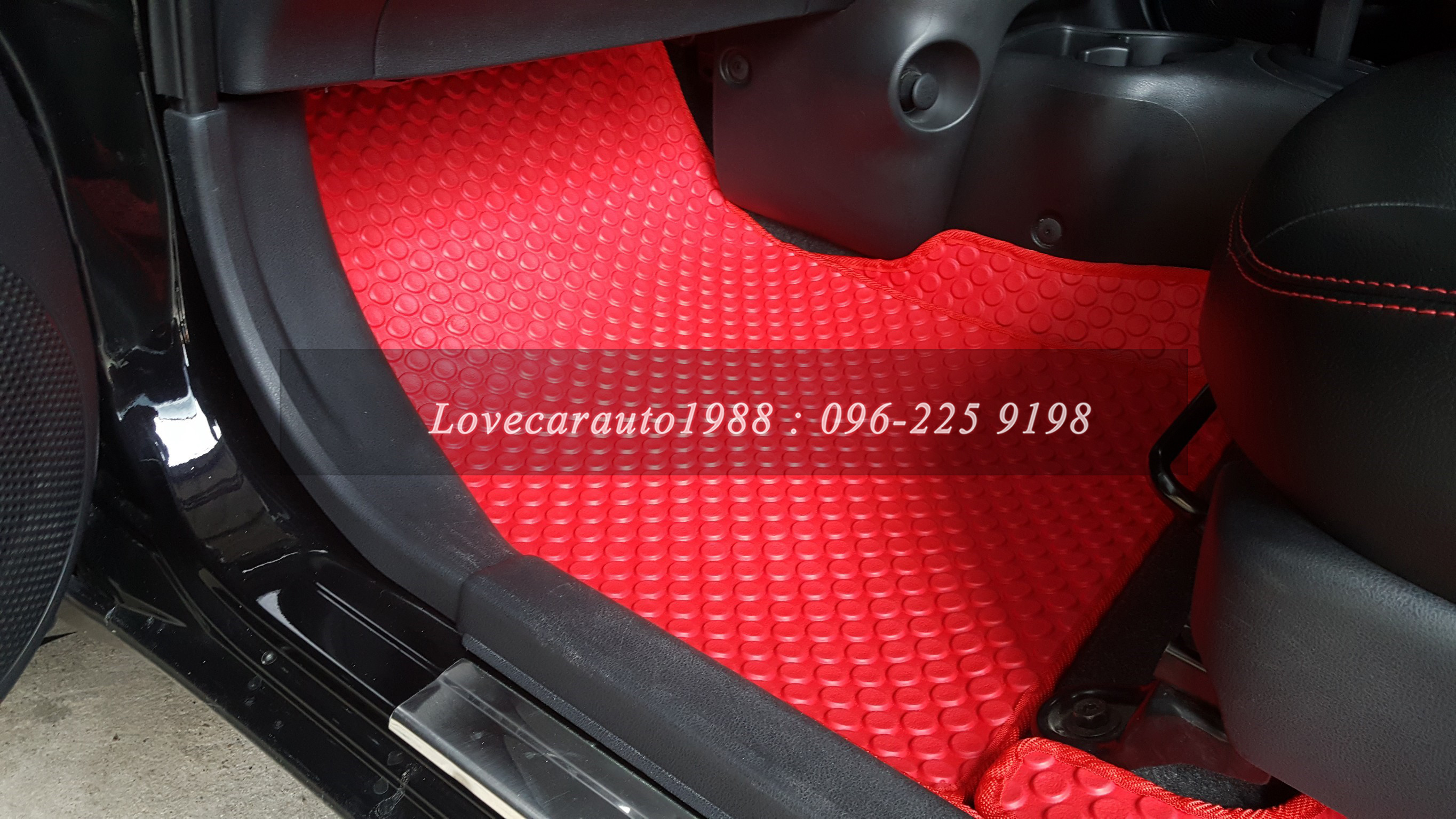 ยางปูพื้นรถยนต์ Nissan March ลายกระดุมสีแดง