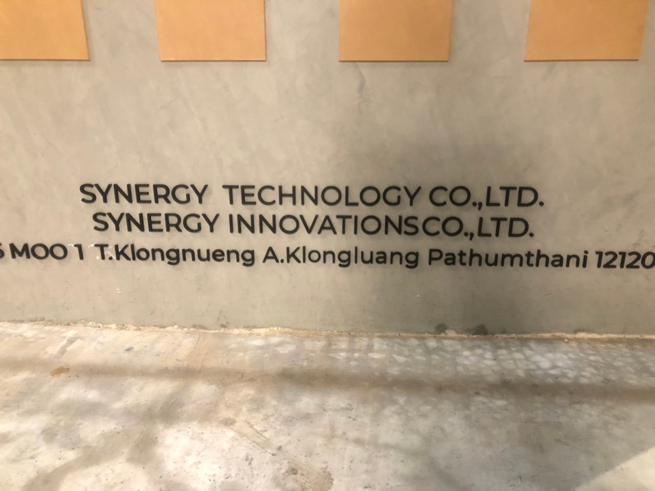 งานป้ายฉลุตัวอักษรอะคริลิคพ่นสีดำ งานSYNERGY TECHNOLOGY
