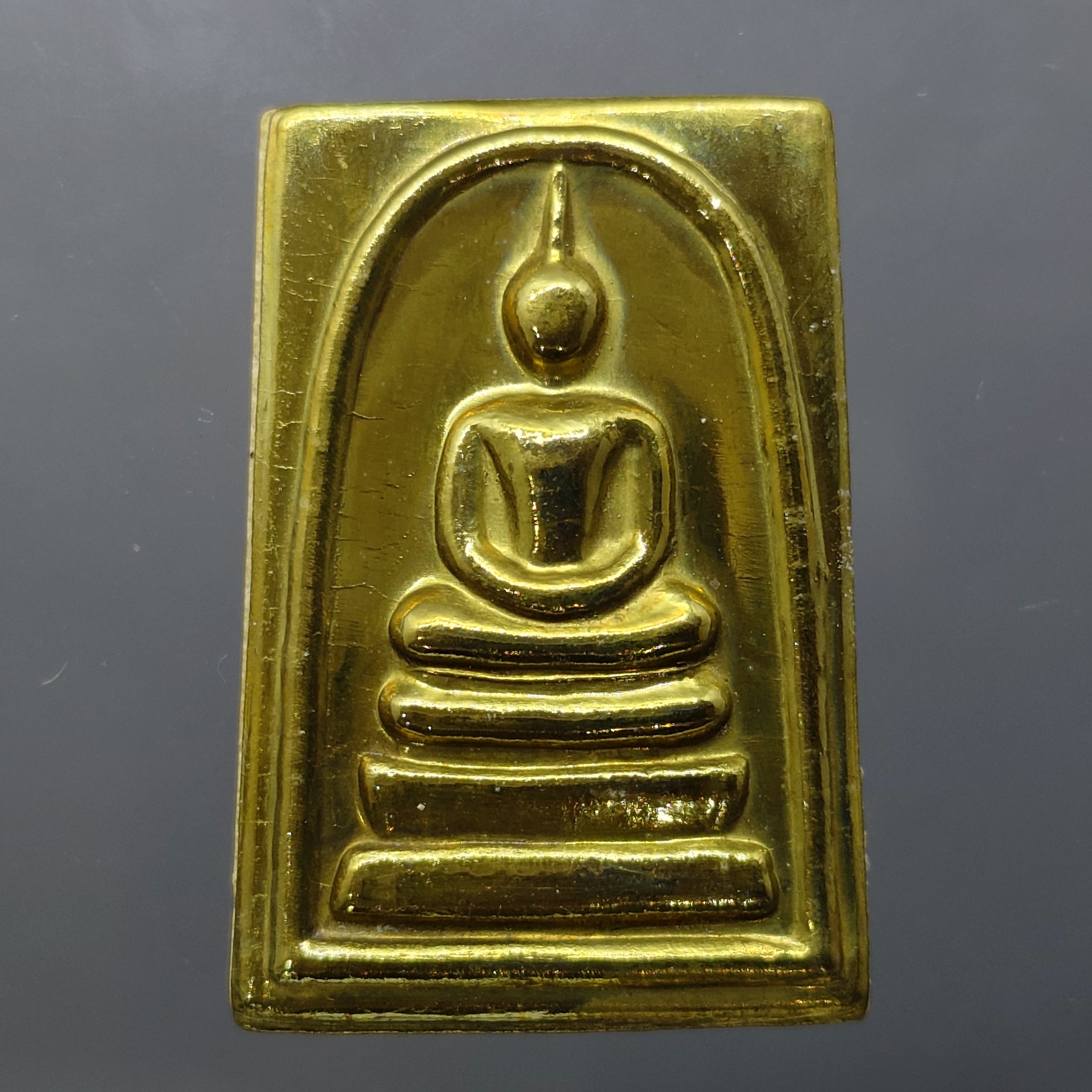 สมเด็จพิมพ์เส้นด้าย ได้เงิน-ได้ทอง หน้ากากทองเหลือง หลังแผ่นหัวใจพระคาถาชินบัญชร เนื้อทองเหลือง วัดอินทรวิหาร บางขุนพรหม ปี2552 พร้อมกล่องเดิม