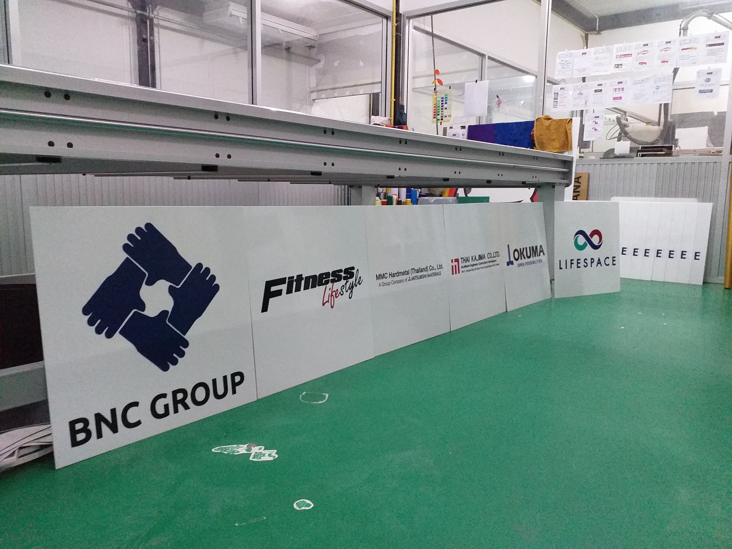 งานปริ้นท์สติกเกอร์ลงบนแผ่น งานBNC GROUP