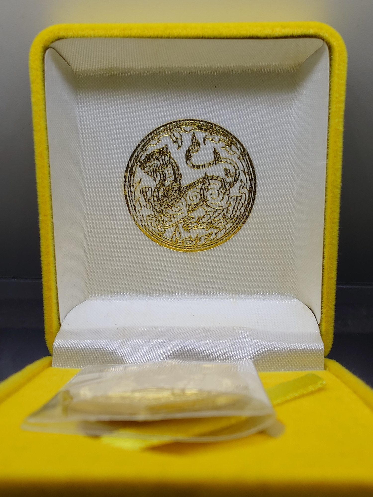 เหรียญทองคำขัดเงา ในหลวงนั่งบัลลังก์ ที่ระลึกฉลองครองราชย์ 50 ปี (กาญจนาภิเษก) จัดสร้างโดยกระทรวงมหาดไทย ปี 2539 พร้อมกล่องเดิม