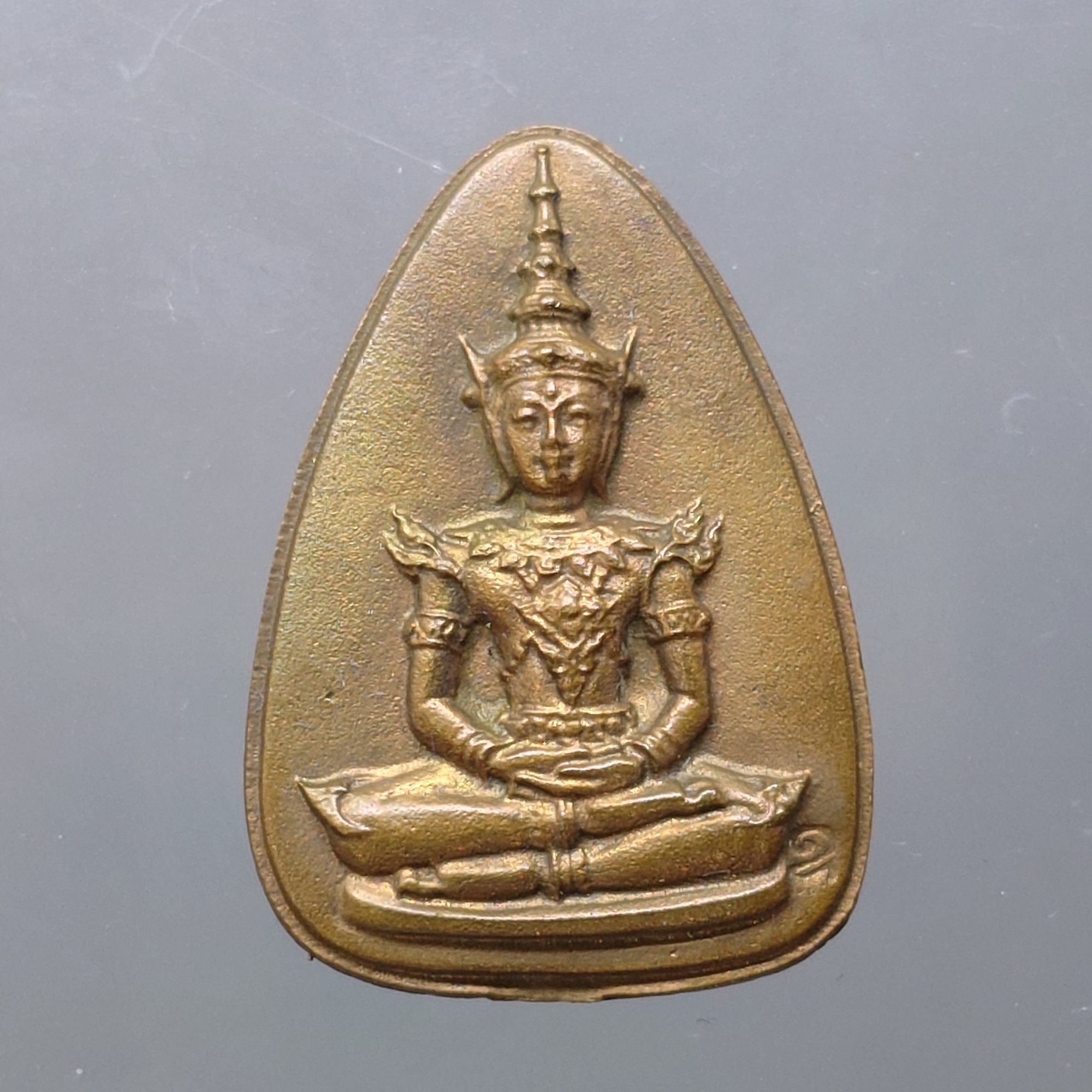 พระแก้วมรกต ญสส สมเด็จพระญาณสังวร เนื้อทองแดง พิมพ์ใหญ่ รุ่นมรดกไทย มรดกโลก จัดสร้างโดยมูลนิธิปริยัติศึกษา พ.ศ.2536 พร้อมกล่องเดิม