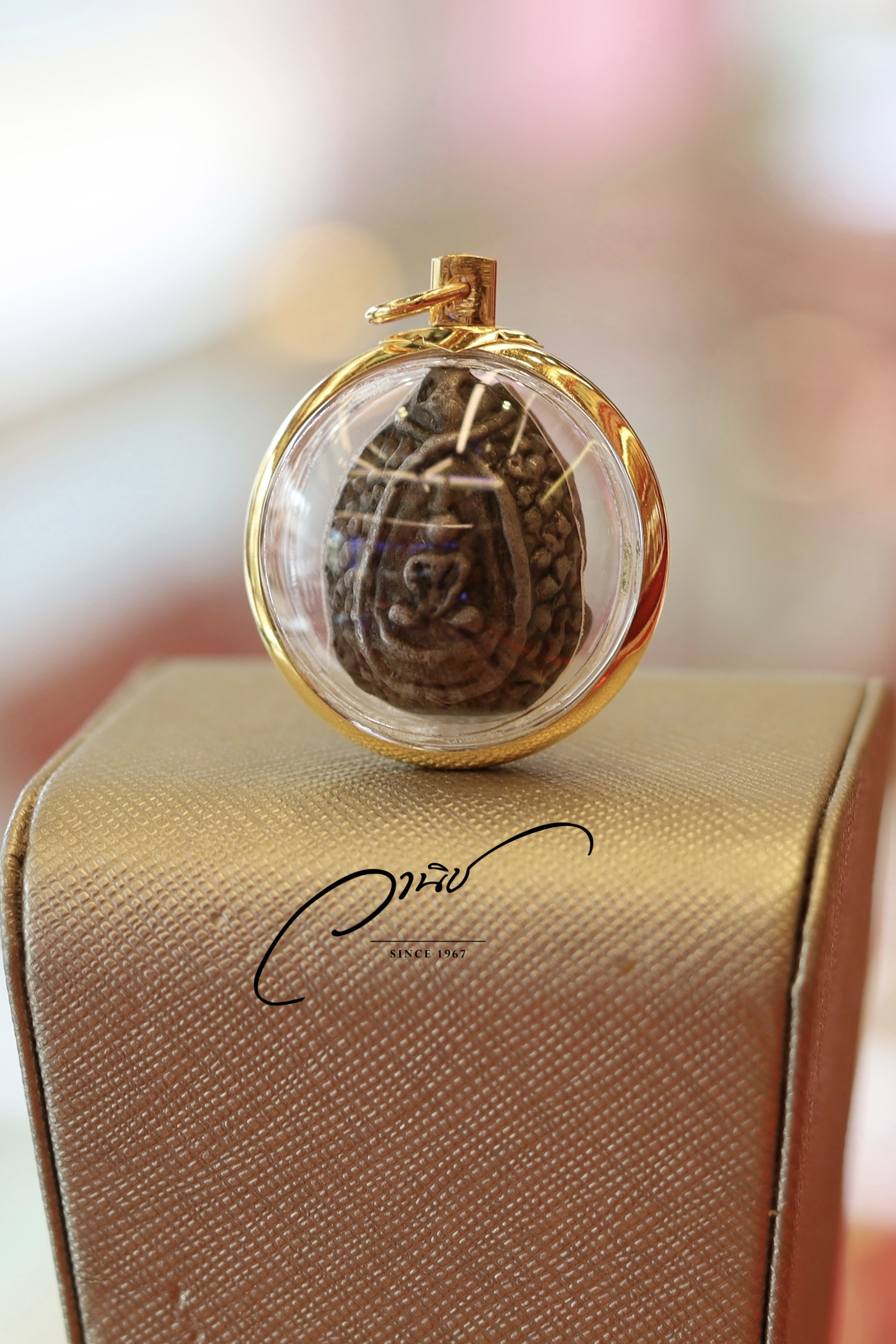 รับเลี่ยมพระ กรอบทองกันน้ำ รอรับได้เลย (1-2 ชั่วโมง) หน้าร้านอยู่ในตัวเมืองอยุธยา (ห้างทองทองดี)