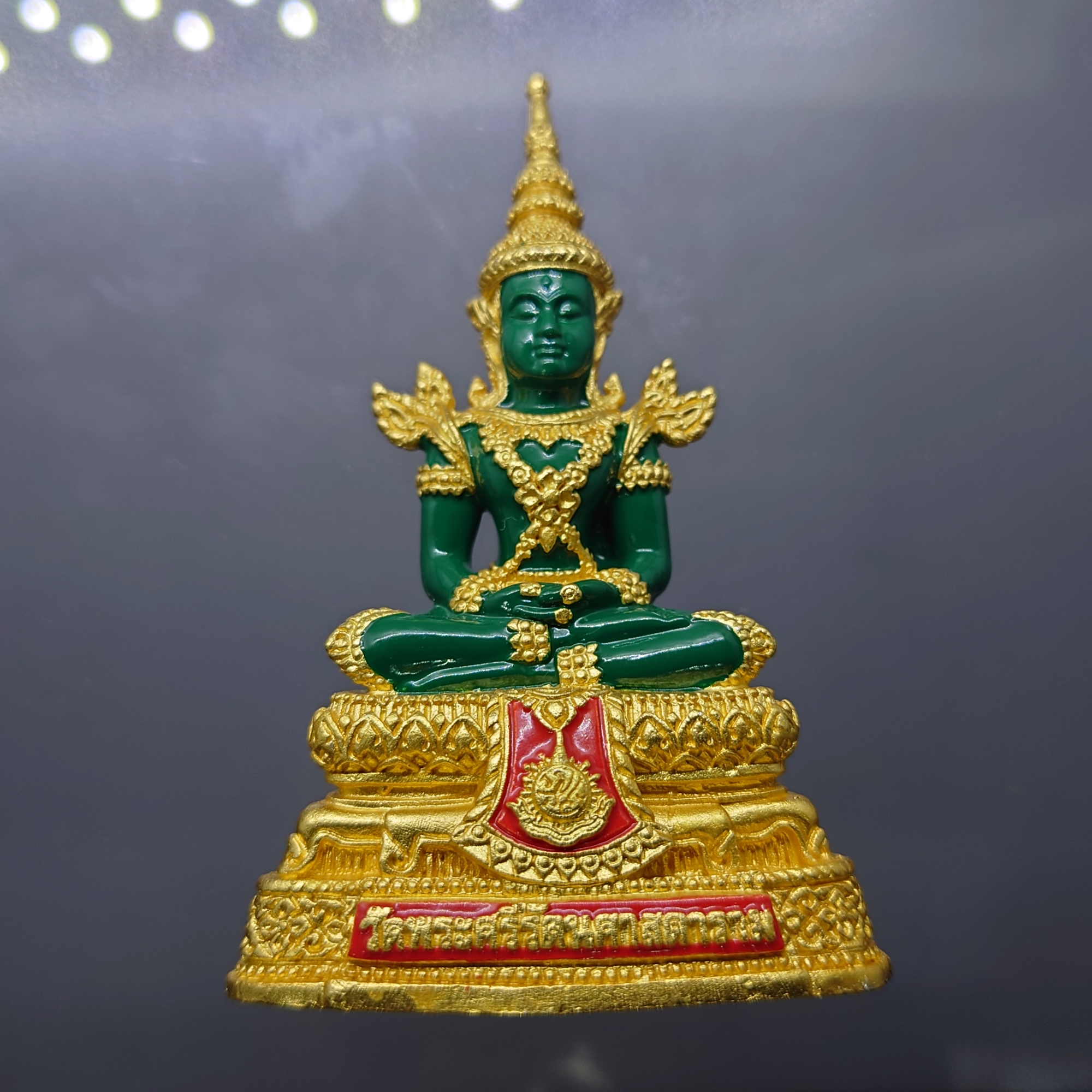 พระแก้วมรกต ทรงฤดูร้อน (ขนาดสูง 7.7 เซน) เนื้อโลหะเคลือบสีเขียว เครื่องทรงชุบทอง สำนักพระราชวัง สร้าง พุทธาภิเษก ณ วัดพระศรีรัตนศาสดาราม พ.ศ.2547 ซีลเดิม รับประกันแท้