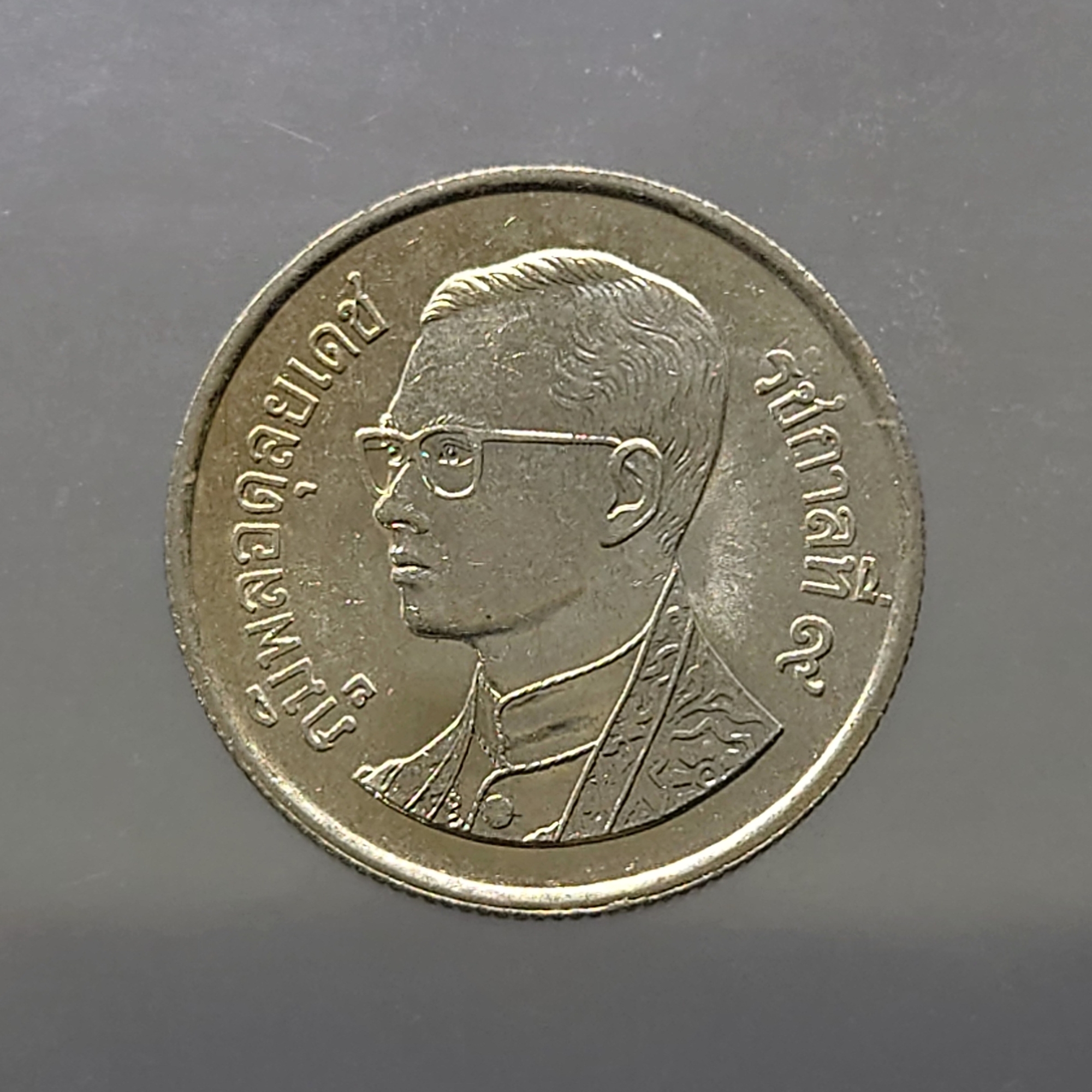 เหรียญ 1 บาท หมุนเวียน ปี พ.ศ.2537 ไม่ผ่านใช้ UNC