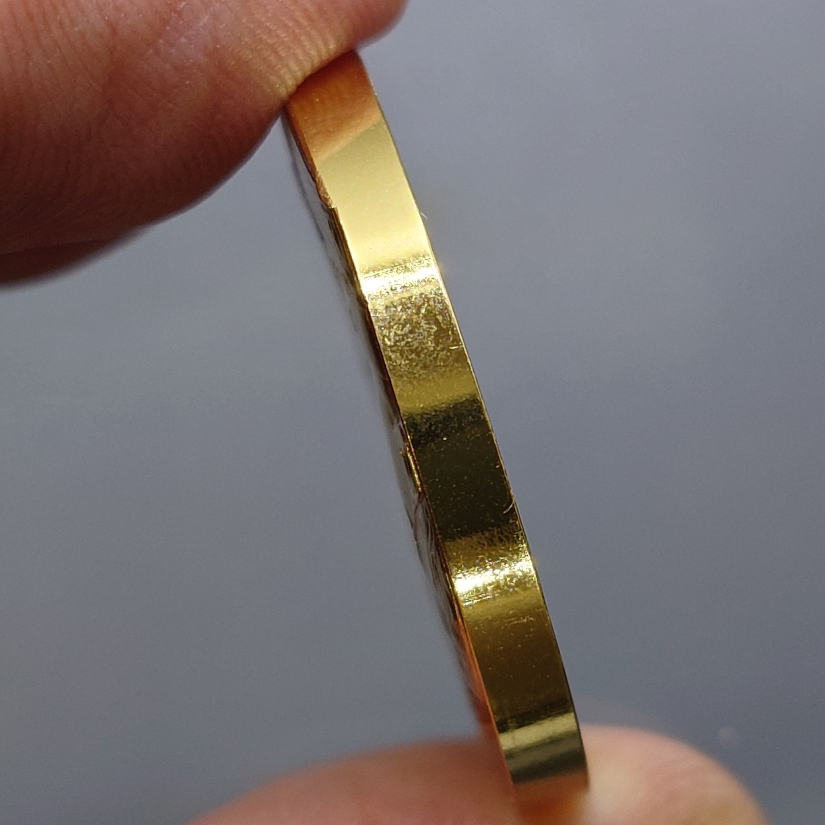 เหรียญที่ระลึกพระราชทาน ในหลวง ร.9 และพระราชินี เนื้อกะไหล่ทอง ขนาด 3 ซม. ทรงกลม (แจกเฉพาะข้าราชการ ใกล้ชิดพระองค์)