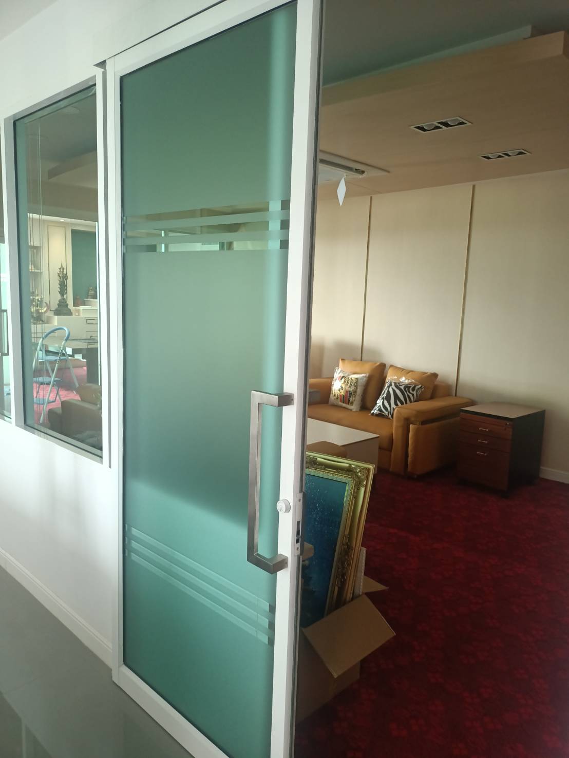 งานตัดสติกเกอร์ฝ้าติดกระจกสำนักงาน ติดสติกเกอร์ฝ้าออฟฟิศ งานพิมพ์สติกเกอร์ฝ้า