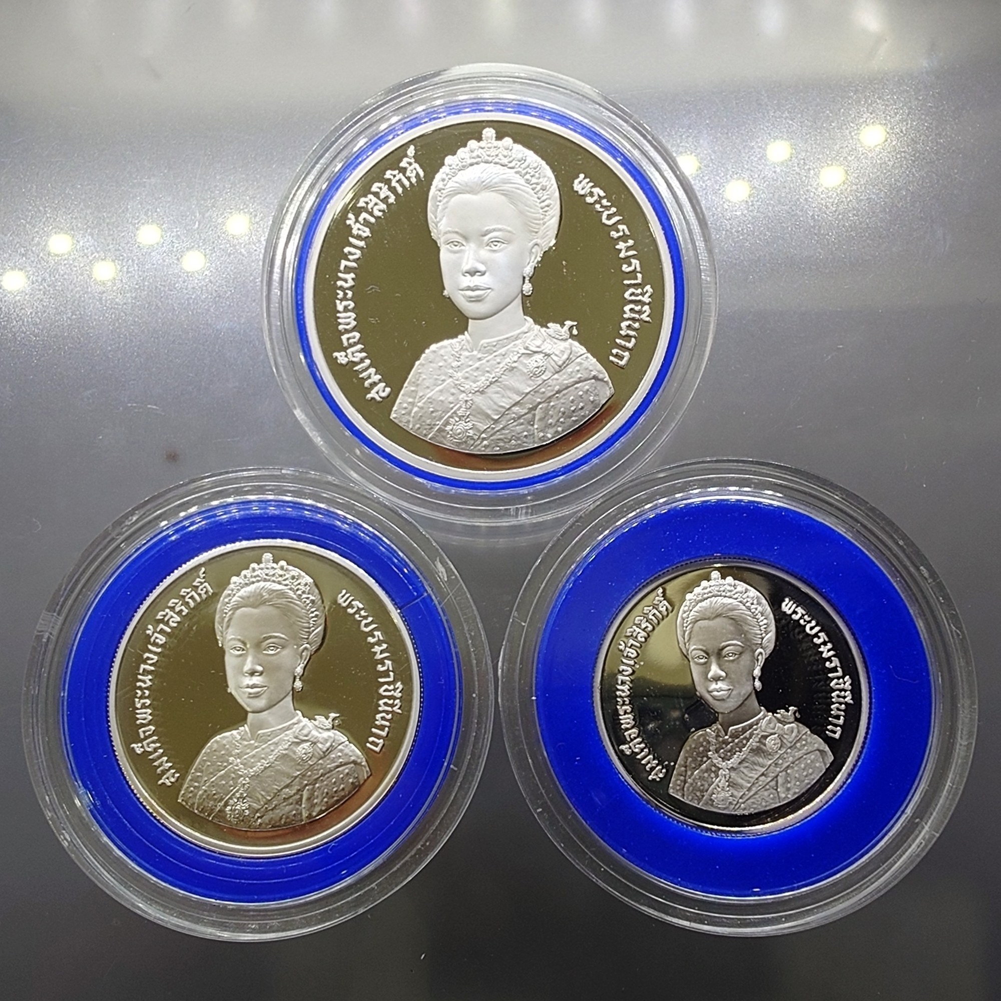เหรียญเงินขัดเงา ครบชุด 3 ขนาด ที่ระลึกเฉลิมพระชนมพรรษา 5 รอบ สมเด็จพระนางเจ้าสิริกิติ์ พระบรมราชินีนาถ พ.ศ.2535 ไม่ผ่านใช้