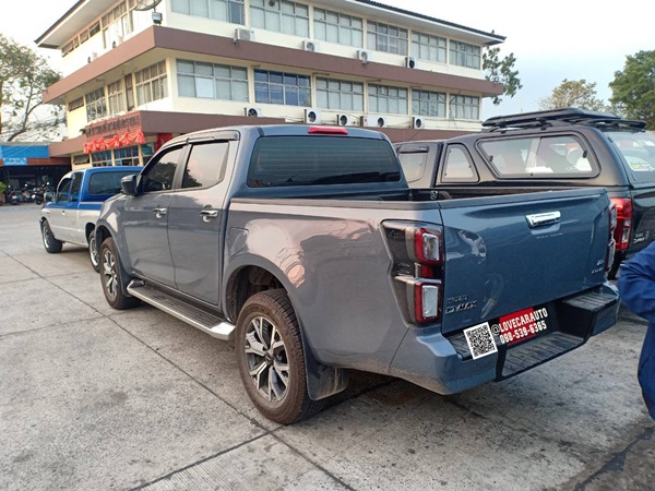 พรมปูพื้นรถยนต์ 7D ISUZU D-MAX 2023 4D สีน้ำเงินด้ายทอง+ไวนิลเทา