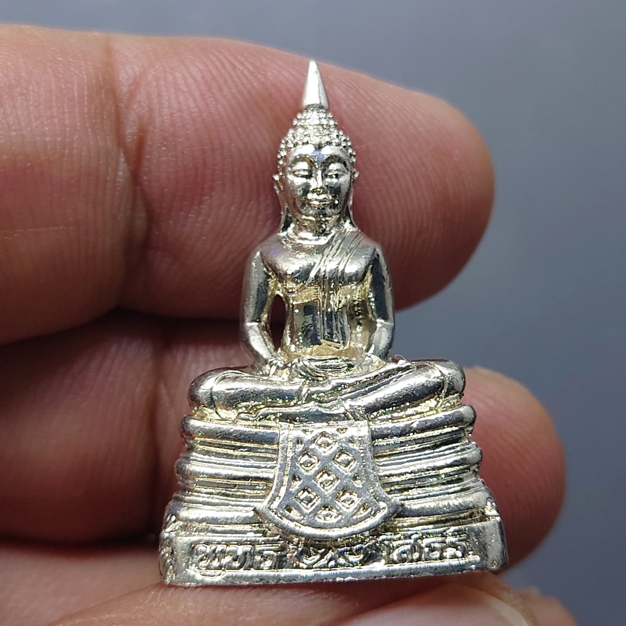 พระพุทธโสธร รุ่นสร้างพระอุโบสถ พิมพ์ใหญ่ เนื้อเงินขัดเงาบางส่วน วัดโสธรวรารามวรวิหาร พ.ศ.2539 พร้อมกล่องเดิม