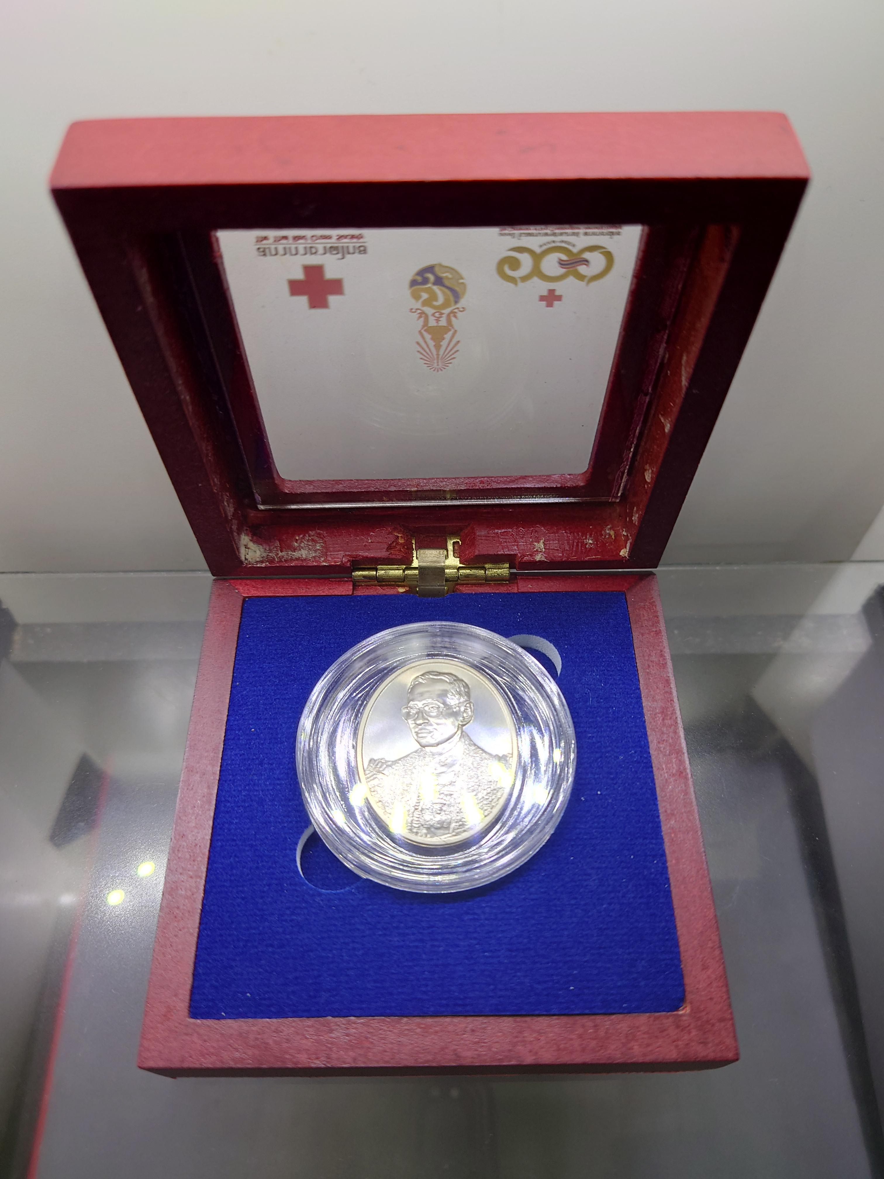 เหรียญพระบรมรูปพระบาทสมเด็จพระเจ้าอยู่หัว ที่ระลึก 100 ปี รพ.จุฬาฯ พ.ศ.2557 พร้อมกล่องเดิม ใบเซอร์ "บล็อคกษาปณ์"