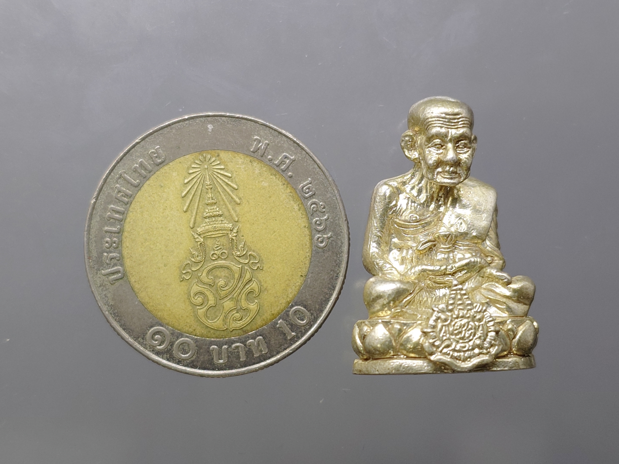 หลวงปู่ทวด วัดช้างไห้ เนื้อเงิน ลอยองค์ รุ่นเฉลิมพระเกียรติ ในหลวง รัชกาลที่9 ปี2540 พร้อมตลับเดิม