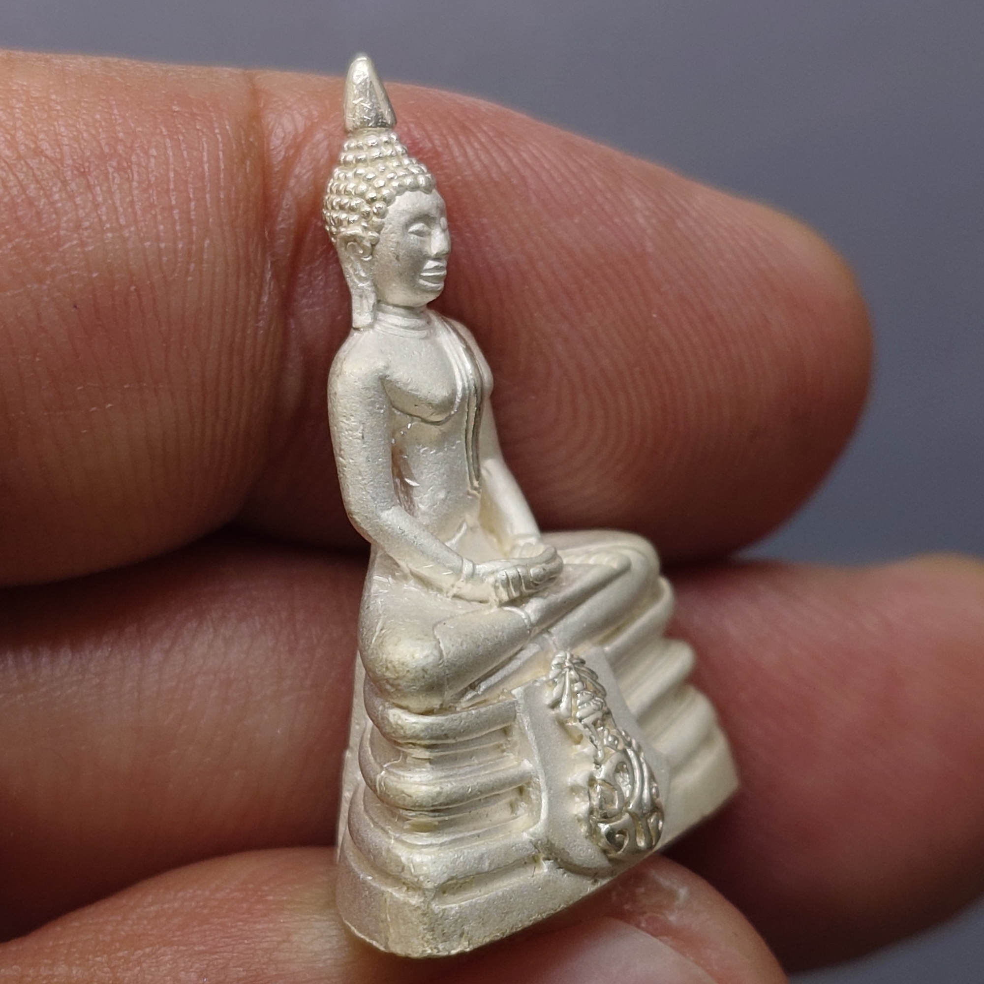 พระพุทธโสธร ภปร เนื้อเงิน พิมพ์ใหญ่ รุ่นสร้างพระอุโบสถ ปี 2539 พร้อมกล่องเดิม ใบเซอร์