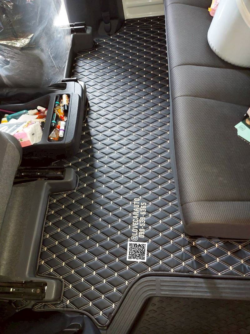 พรมปูพื้นรถยนต์ 6D Toyota Hiace สีดำด้ายทองด้ายคู่
