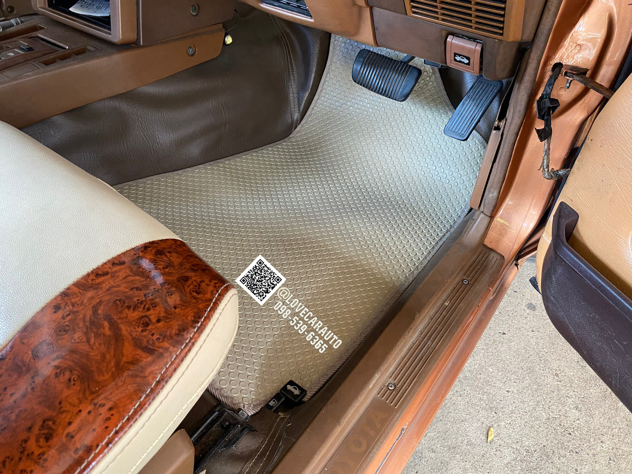 พรมปูพื้นรถยนต์ Toyota CORONA โฉมหน้าแหลม TT141 ผ้ายางPVC กระดุมเล็กสีครีมขอบครีม