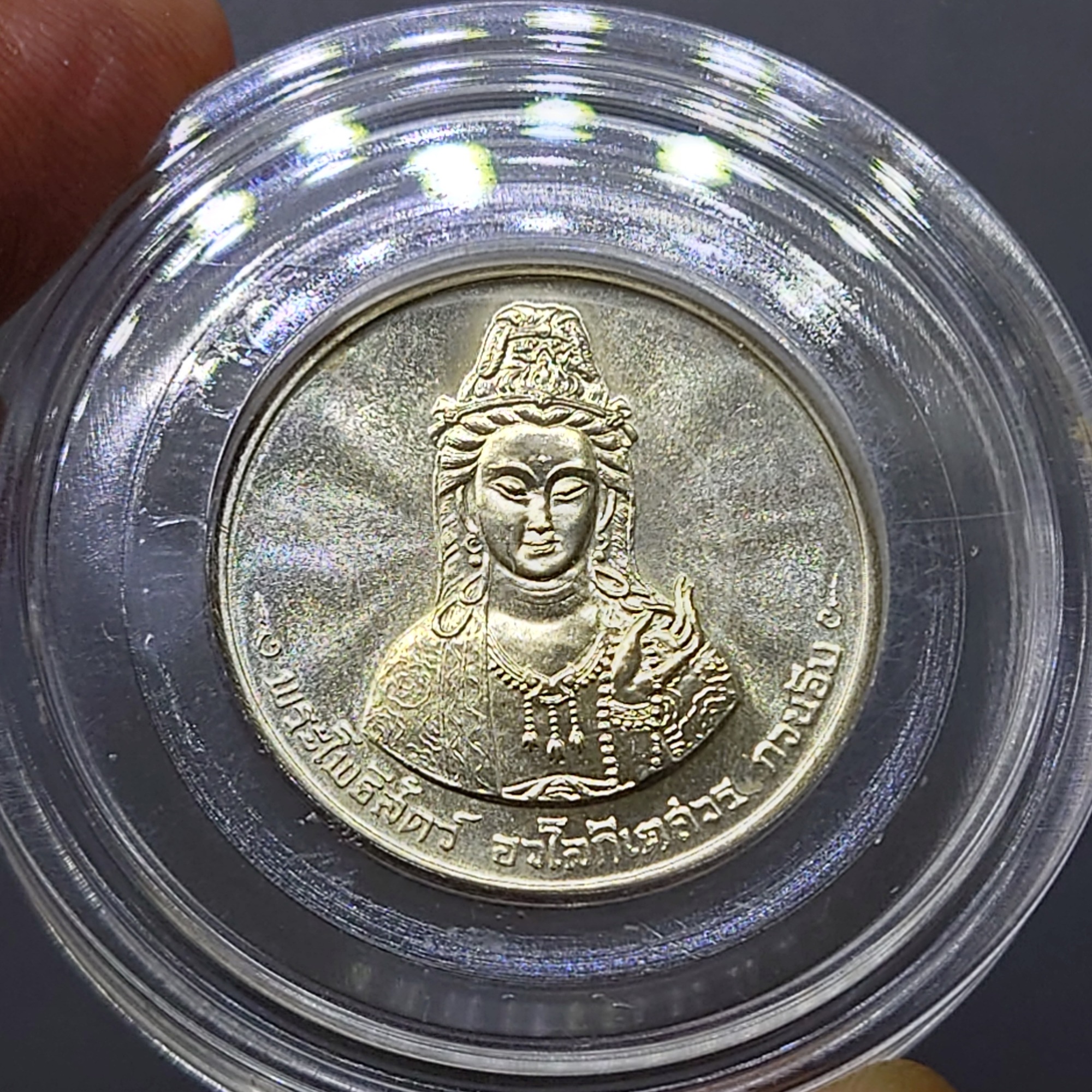 พระมหาโพธิสัตว์อวโลกิเตศวร กวนอิม หลังมังกรคู่ รุ่นมั่งมีศรีสุข เนื้อเงิน หลวงพ่อเปิ่น วัดบางพระ ปี2537 พร้อมกล่องเดิม