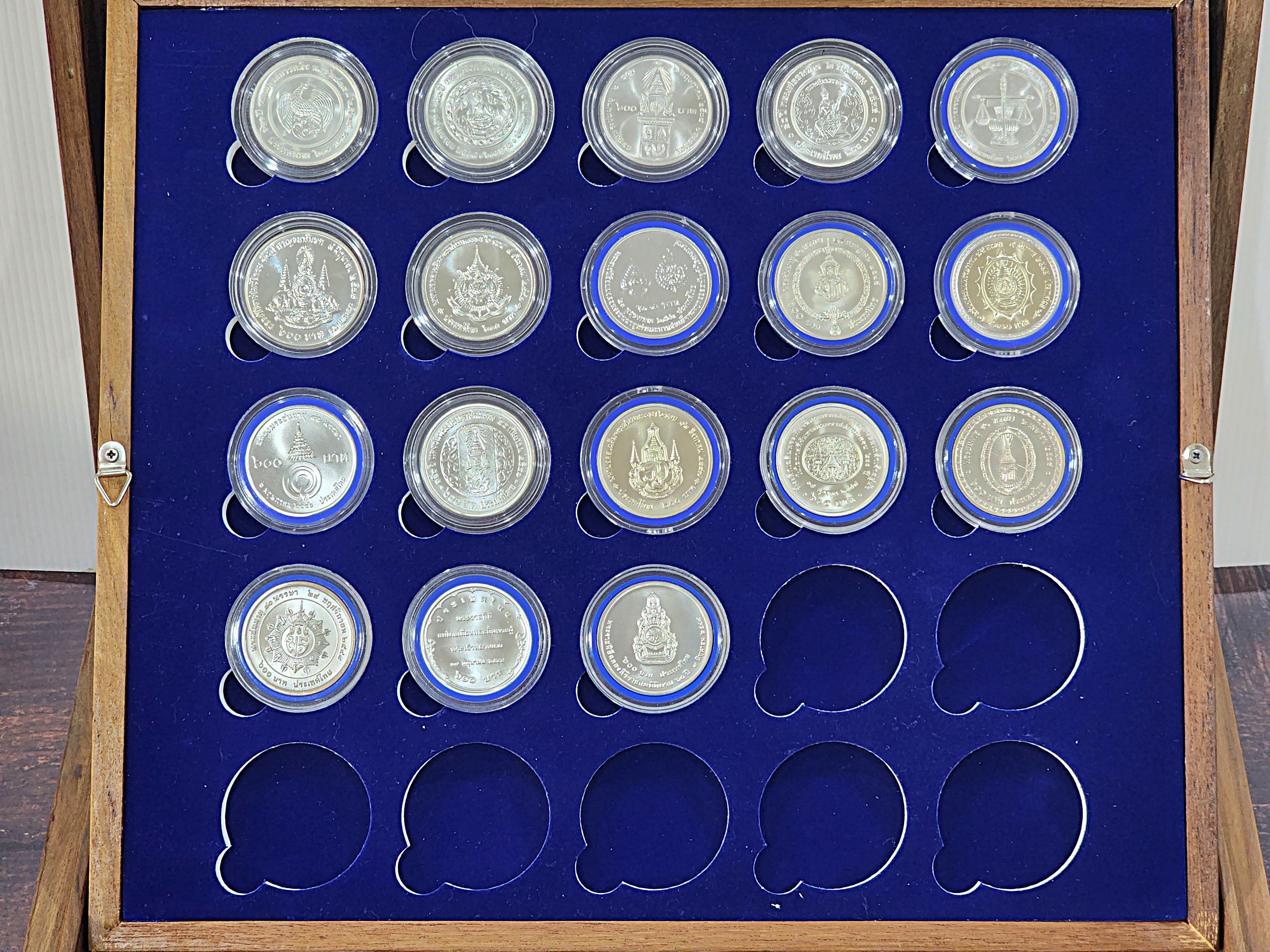 ครบชุด 43 วาระ เหรียญกษาปณ์ที่ระลึก เนื้อเงิน ชนิด 600 บาท ที่ผลิตในสมัยรัชกาลที่9 พร้อมกล่องจัดเก็บเหรียญ