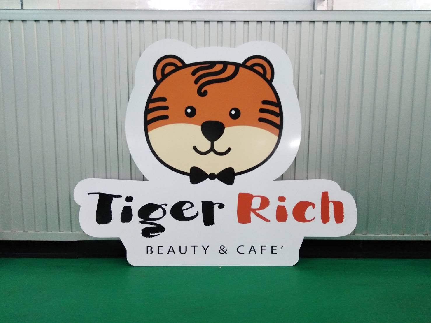 ป้ายร้านTiger Rich Beauty Cafe ป้ายงานพิมพ์อะคริลิค